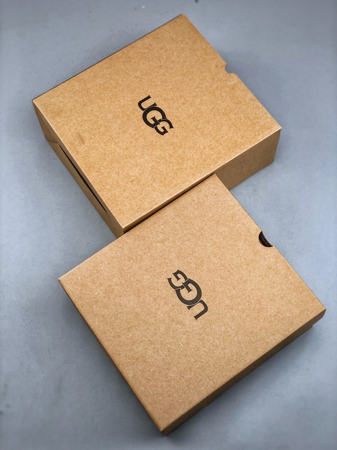 💰320
 市面顶级版本 
UGG 25款 安斯利一脚蹬懒人鞋系列 可可粉
广州外贸大厂生产 鞋头到鞋垫真羊皮毛一体 独立外盒包装 芯片 带防水工艺 区别市面任何版本 
独立原版开发大底 羊绒鞋垫 冬季保暖外出 家居都是很适合的选择 近年uug推出款式系列 局部偏向年轻消费者喜好 也走到时尚潮流穿搭的前沿 鞋身材质 防泼水涂层翻毛皮鞋面 17毫米UGGPURE&trade;植入式羊毛内底 轻便防滑舒适橡胶外底 带有品牌LOGO商标 带全套包装 
尺码: 35 36 37 38 39 40