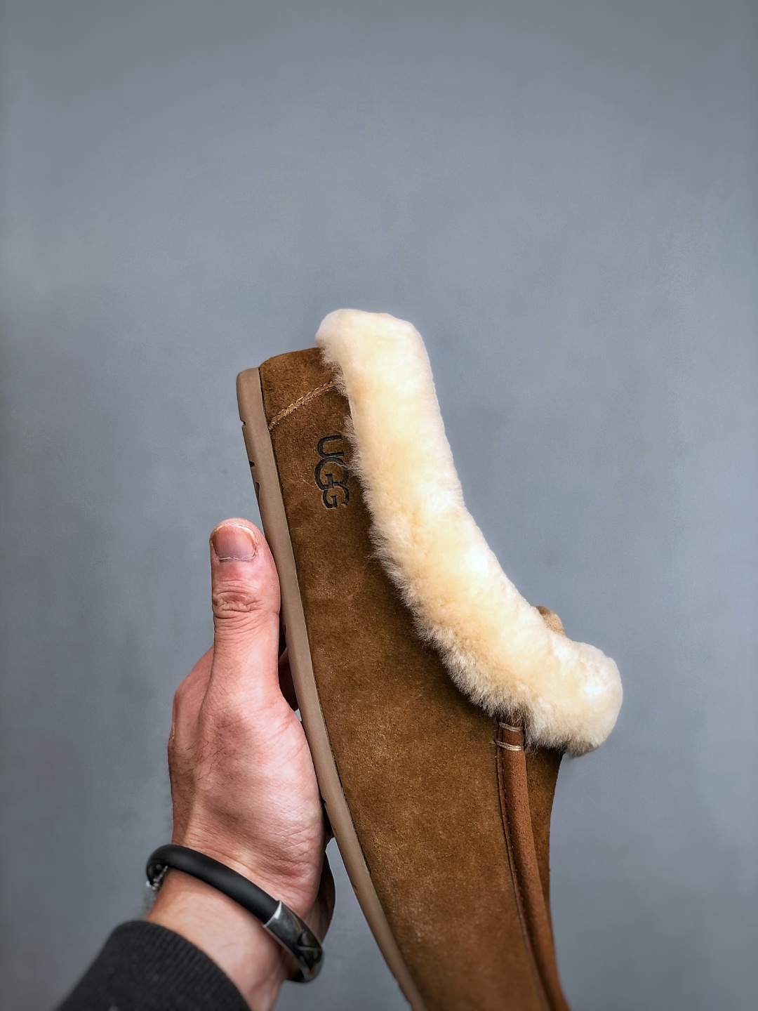 💰320
 市面顶级版本 
UGG 25款 安斯利一脚蹬懒人鞋系列 可可粉
广州外贸大厂生产 鞋头到鞋垫真羊皮毛一体 独立外盒包装 芯片 带防水工艺 区别市面任何版本 
独立原版开发大底 羊绒鞋垫 冬季保暖外出 家居都是很适合的选择 近年uug推出款式系列 局部偏向年轻消费者喜好 也走到时尚潮流穿搭的前沿 鞋身材质 防泼水涂层翻毛皮鞋面 17毫米UGGPURE&trade;植入式羊毛内底 轻便防滑舒适橡胶外底 带有品牌LOGO商标 带全套包装 
尺码: 35 36 37 38 39 40