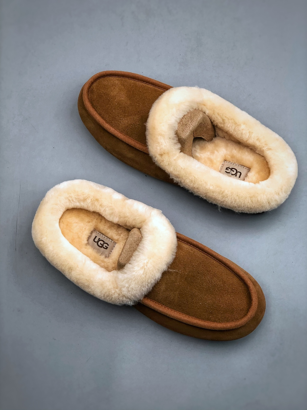 💰320
 市面顶级版本 
UGG 25款 安斯利一脚蹬懒人鞋系列 可可粉
广州外贸大厂生产 鞋头到鞋垫真羊皮毛一体 独立外盒包装 芯片 带防水工艺 区别市面任何版本 
独立原版开发大底 羊绒鞋垫 冬季保暖外出 家居都是很适合的选择 近年uug推出款式系列 局部偏向年轻消费者喜好 也走到时尚潮流穿搭的前沿 鞋身材质 防泼水涂层翻毛皮鞋面 17毫米UGGPURE&trade;植入式羊毛内底 轻便防滑舒适橡胶外底 带有品牌LOGO商标 带全套包装 
尺码: 35 36 37 38 39 40