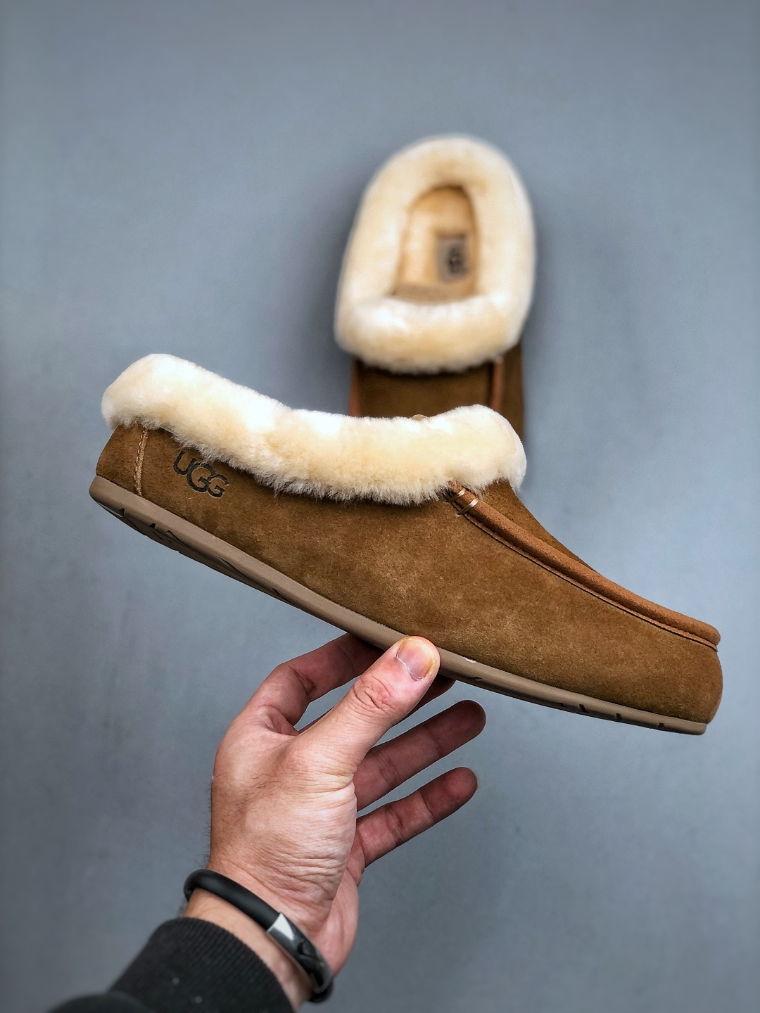 💰320
 市面顶级版本 
UGG 25款 安斯利一脚蹬懒人鞋系列 可可粉
广州外贸大厂生产 鞋头到鞋垫真羊皮毛一体 独立外盒包装 芯片 带防水工艺 区别市面任何版本 
独立原版开发大底 羊绒鞋垫 冬季保暖外出 家居都是很适合的选择 近年uug推出款式系列 局部偏向年轻消费者喜好 也走到时尚潮流穿搭的前沿 鞋身材质 防泼水涂层翻毛皮鞋面 17毫米UGGPURE&trade;植入式羊毛内底 轻便防滑舒适橡胶外底 带有品牌LOGO商标 带全套包装 
尺码: 35 36 37 38 39 40