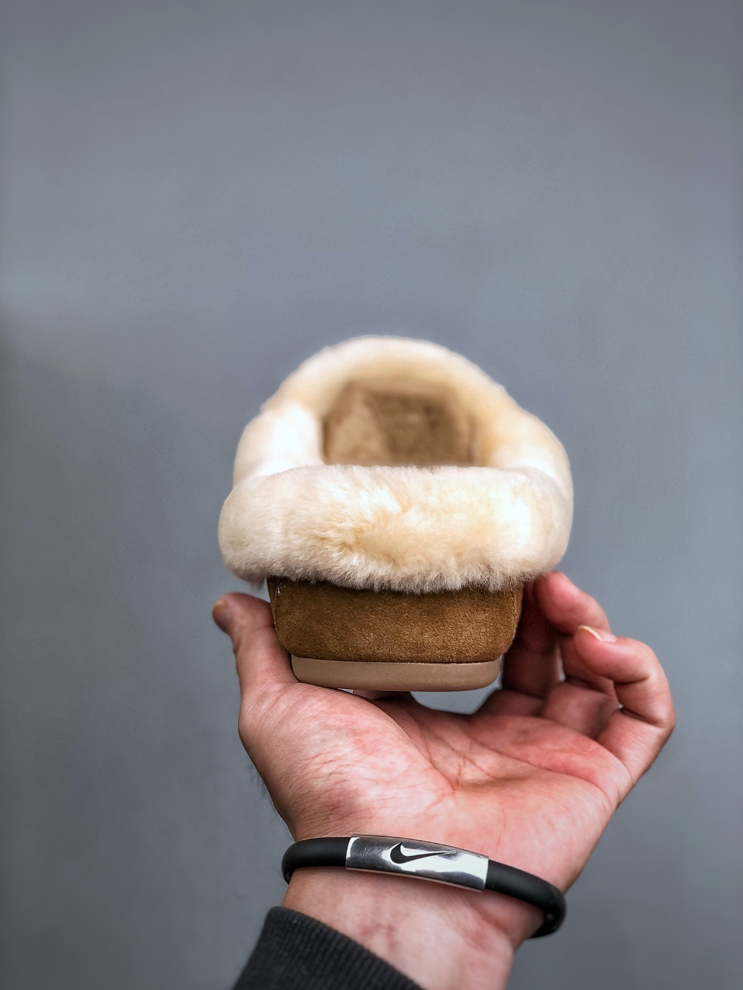 💰320
 市面顶级版本 
UGG 25款 安斯利一脚蹬懒人鞋系列 可可粉
广州外贸大厂生产 鞋头到鞋垫真羊皮毛一体 独立外盒包装 芯片 带防水工艺 区别市面任何版本 
独立原版开发大底 羊绒鞋垫 冬季保暖外出 家居都是很适合的选择 近年uug推出款式系列 局部偏向年轻消费者喜好 也走到时尚潮流穿搭的前沿 鞋身材质 防泼水涂层翻毛皮鞋面 17毫米UGGPURE&trade;植入式羊毛内底 轻便防滑舒适橡胶外底 带有品牌LOGO商标 带全套包装 
尺码: 35 36 37 38 39 40