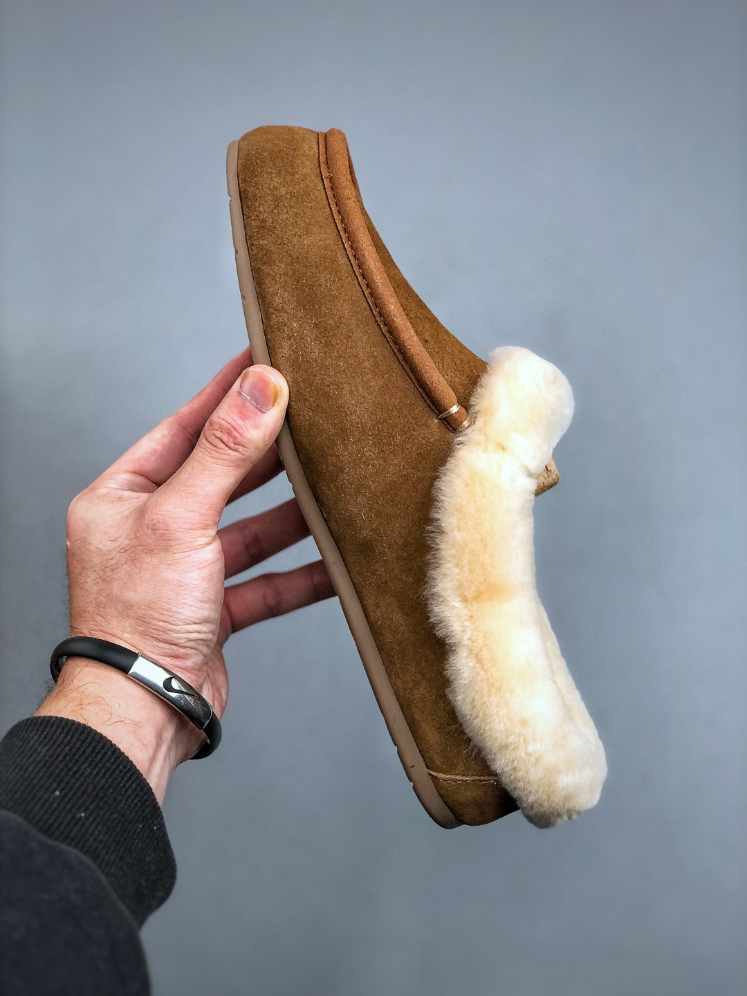 💰320
 市面顶级版本 
UGG 25款 安斯利一脚蹬懒人鞋系列 可可粉
广州外贸大厂生产 鞋头到鞋垫真羊皮毛一体 独立外盒包装 芯片 带防水工艺 区别市面任何版本 
独立原版开发大底 羊绒鞋垫 冬季保暖外出 家居都是很适合的选择 近年uug推出款式系列 局部偏向年轻消费者喜好 也走到时尚潮流穿搭的前沿 鞋身材质 防泼水涂层翻毛皮鞋面 17毫米UGGPURE&trade;植入式羊毛内底 轻便防滑舒适橡胶外底 带有品牌LOGO商标 带全套包装 
尺码: 35 36 37 38 39 40