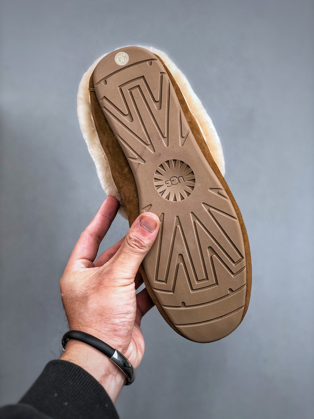 💰320
 市面顶级版本 
UGG 25款 安斯利一脚蹬懒人鞋系列 可可粉
广州外贸大厂生产 鞋头到鞋垫真羊皮毛一体 独立外盒包装 芯片 带防水工艺 区别市面任何版本 
独立原版开发大底 羊绒鞋垫 冬季保暖外出 家居都是很适合的选择 近年uug推出款式系列 局部偏向年轻消费者喜好 也走到时尚潮流穿搭的前沿 鞋身材质 防泼水涂层翻毛皮鞋面 17毫米UGGPURE&trade;植入式羊毛内底 轻便防滑舒适橡胶外底 带有品牌LOGO商标 带全套包装 
尺码: 35 36 37 38 39 40