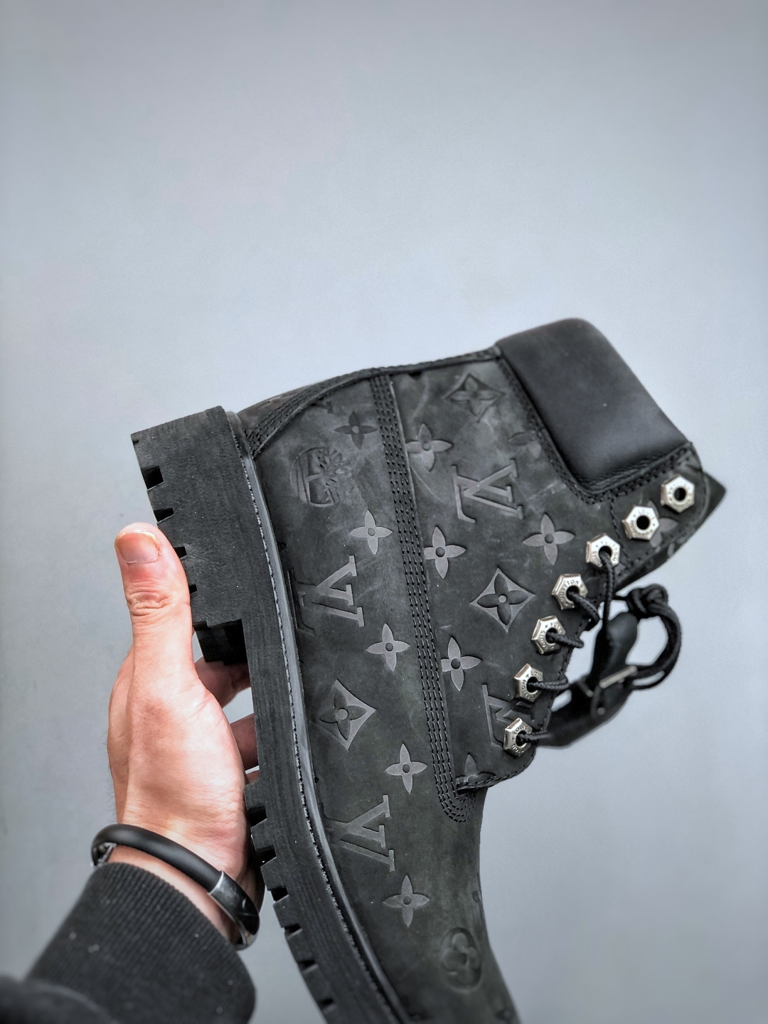 💰550
 中山顶级纯原 原版一比一开发
市面天花板品质 无法被超越 大货出货‼️‼️
Lv x Timberland Lv联名添柏岚大黄靴 顶奢流量品牌与时代经典的结合之作 巴黎时装首秀w
菲董亲自曝光 国内大咖 王鹤棣 王嘉尔 林俊杰 周杰伦早以上脚 
LV x Timberland 鞋面取材Monogram老花压纹磨砂面牛皮革（原版鞋面不带防水效果，大货出货第一批也不带防水效果 后续第二批会增加防水工艺‼️）原生#踢不烂的品牌精湛工艺  重塑潮流高奢工装经典Timberland 6 英寸靴型，以美式工装格调瞩目亮相 Pharrell Williams 打造的 Monogram老花格调压纹工艺 属实24年潮流巅峰大作 全网正确版本首批出货‼️‼️ 过多细节描述 后续原版对比图一一展现。
尺码：女款 35-39 正常尺码 
尺码：男款 39.5-46 偏大一码