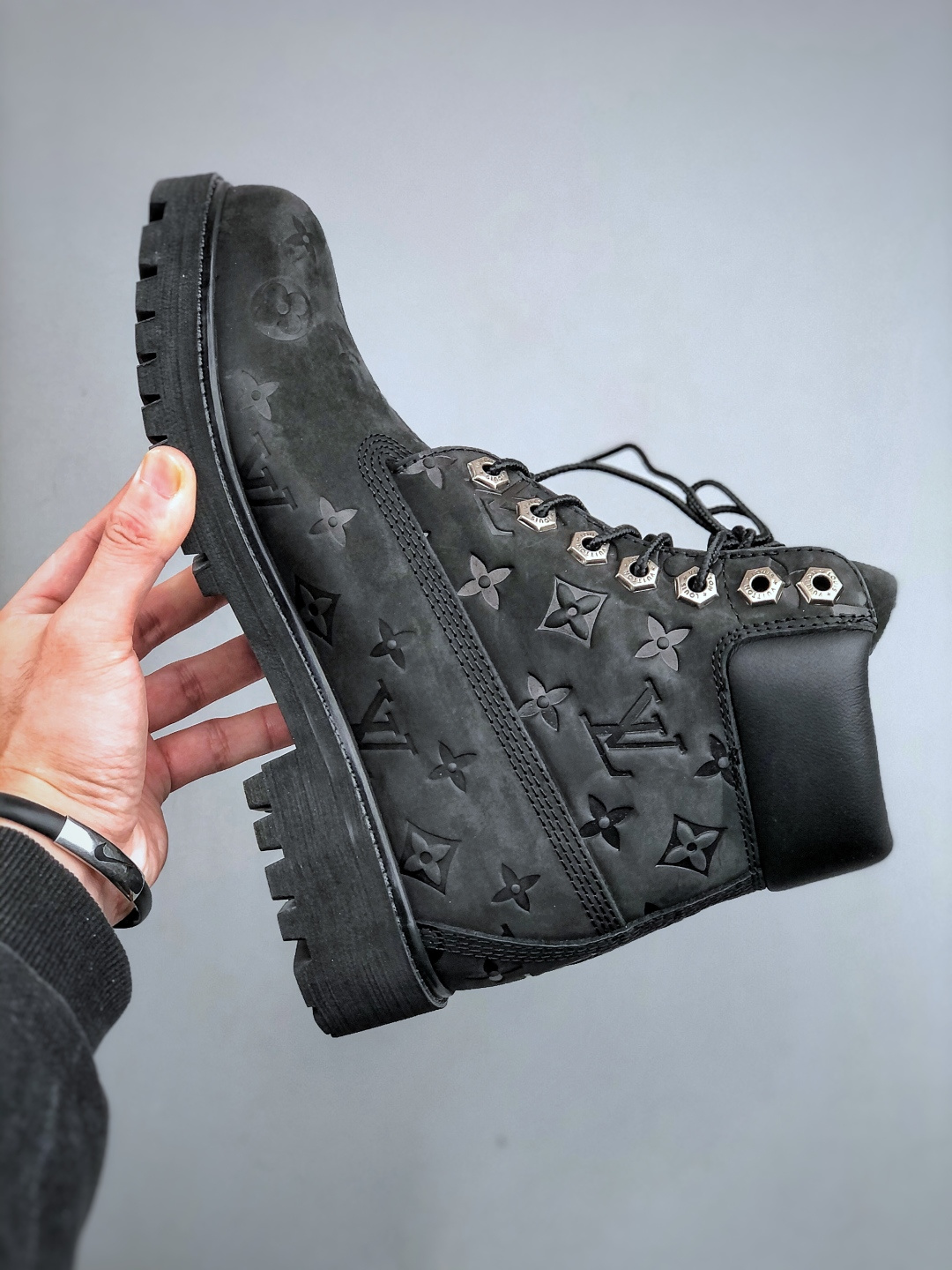 💰550
 中山顶级纯原 原版一比一开发
市面天花板品质 无法被超越 大货出货‼️‼️
Lv x Timberland Lv联名添柏岚大黄靴 顶奢流量品牌与时代经典的结合之作 巴黎时装首秀w
菲董亲自曝光 国内大咖 王鹤棣 王嘉尔 林俊杰 周杰伦早以上脚 
LV x Timberland 鞋面取材Monogram老花压纹磨砂面牛皮革（原版鞋面不带防水效果，大货出货第一批也不带防水效果 后续第二批会增加防水工艺‼️）原生#踢不烂的品牌精湛工艺  重塑潮流高奢工装经典Timberland 6 英寸靴型，以美式工装格调瞩目亮相 Pharrell Williams 打造的 Monogram老花格调压纹工艺 属实24年潮流巅峰大作 全网正确版本首批出货‼️‼️ 过多细节描述 后续原版对比图一一展现。
尺码：女款 35-39 正常尺码 
尺码：男款 39.5-46 偏大一码