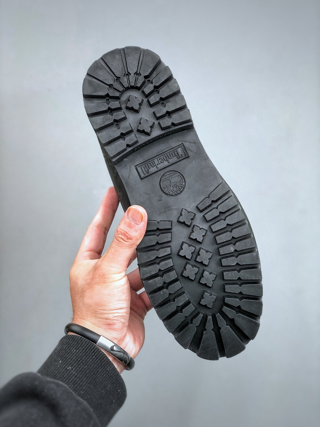 💰550
 中山顶级纯原 原版一比一开发
市面天花板品质 无法被超越 大货出货‼️‼️
Lv x Timberland Lv联名添柏岚大黄靴 顶奢流量品牌与时代经典的结合之作 巴黎时装首秀w
菲董亲自曝光 国内大咖 王鹤棣 王嘉尔 林俊杰 周杰伦早以上脚 
LV x Timberland 鞋面取材Monogram老花压纹磨砂面牛皮革（原版鞋面不带防水效果，大货出货第一批也不带防水效果 后续第二批会增加防水工艺‼️）原生#踢不烂的品牌精湛工艺  重塑潮流高奢工装经典Timberland 6 英寸靴型，以美式工装格调瞩目亮相 Pharrell Williams 打造的 Monogram老花格调压纹工艺 属实24年潮流巅峰大作 全网正确版本首批出货‼️‼️ 过多细节描述 后续原版对比图一一展现。
尺码：女款 35-39 正常尺码 
尺码：男款 39.5-46 偏大一码