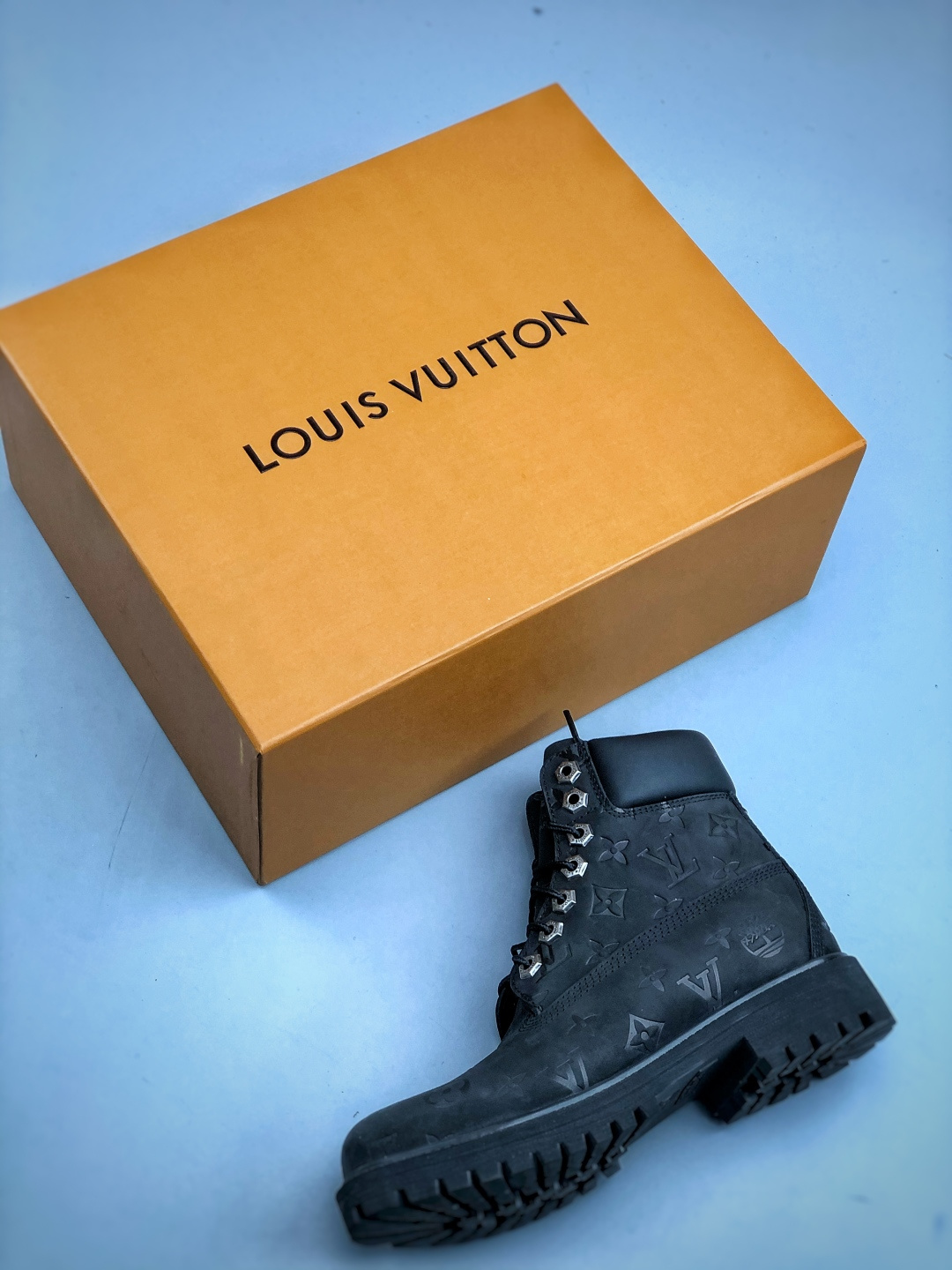 💰550
 中山顶级纯原 原版一比一开发
市面天花板品质 无法被超越 大货出货‼️‼️
Lv x Timberland Lv联名添柏岚大黄靴 顶奢流量品牌与时代经典的结合之作 巴黎时装首秀w
菲董亲自曝光 国内大咖 王鹤棣 王嘉尔 林俊杰 周杰伦早以上脚 
LV x Timberland 鞋面取材Monogram老花压纹磨砂面牛皮革（原版鞋面不带防水效果，大货出货第一批也不带防水效果 后续第二批会增加防水工艺‼️）原生#踢不烂的品牌精湛工艺  重塑潮流高奢工装经典Timberland 6 英寸靴型，以美式工装格调瞩目亮相 Pharrell Williams 打造的 Monogram老花格调压纹工艺 属实24年潮流巅峰大作 全网正确版本首批出货‼️‼️ 过多细节描述 后续原版对比图一一展现。
尺码：女款 35-39 正常尺码 
尺码：男款 39.5-46 偏大一码