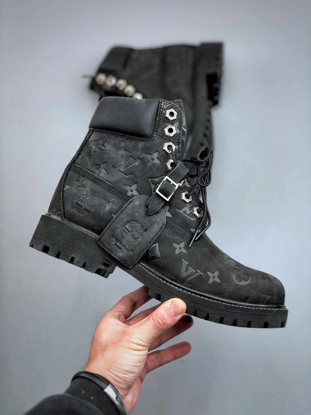 💰550
 中山顶级纯原 原版一比一开发
市面天花板品质 无法被超越 大货出货‼️‼️
Lv x Timberland Lv联名添柏岚大黄靴 顶奢流量品牌与时代经典的结合之作 巴黎时装首秀w
菲董亲自曝光 国内大咖 王鹤棣 王嘉尔 林俊杰 周杰伦早以上脚 
LV x Timberland 鞋面取材Monogram老花压纹磨砂面牛皮革（原版鞋面不带防水效果，大货出货第一批也不带防水效果 后续第二批会增加防水工艺‼️）原生#踢不烂的品牌精湛工艺  重塑潮流高奢工装经典Timberland 6 英寸靴型，以美式工装格调瞩目亮相 Pharrell Williams 打造的 Monogram老花格调压纹工艺 属实24年潮流巅峰大作 全网正确版本首批出货‼️‼️ 过多细节描述 后续原版对比图一一展现。
尺码：女款 35-39 正常尺码 
尺码：男款 39.5-46 偏大一码