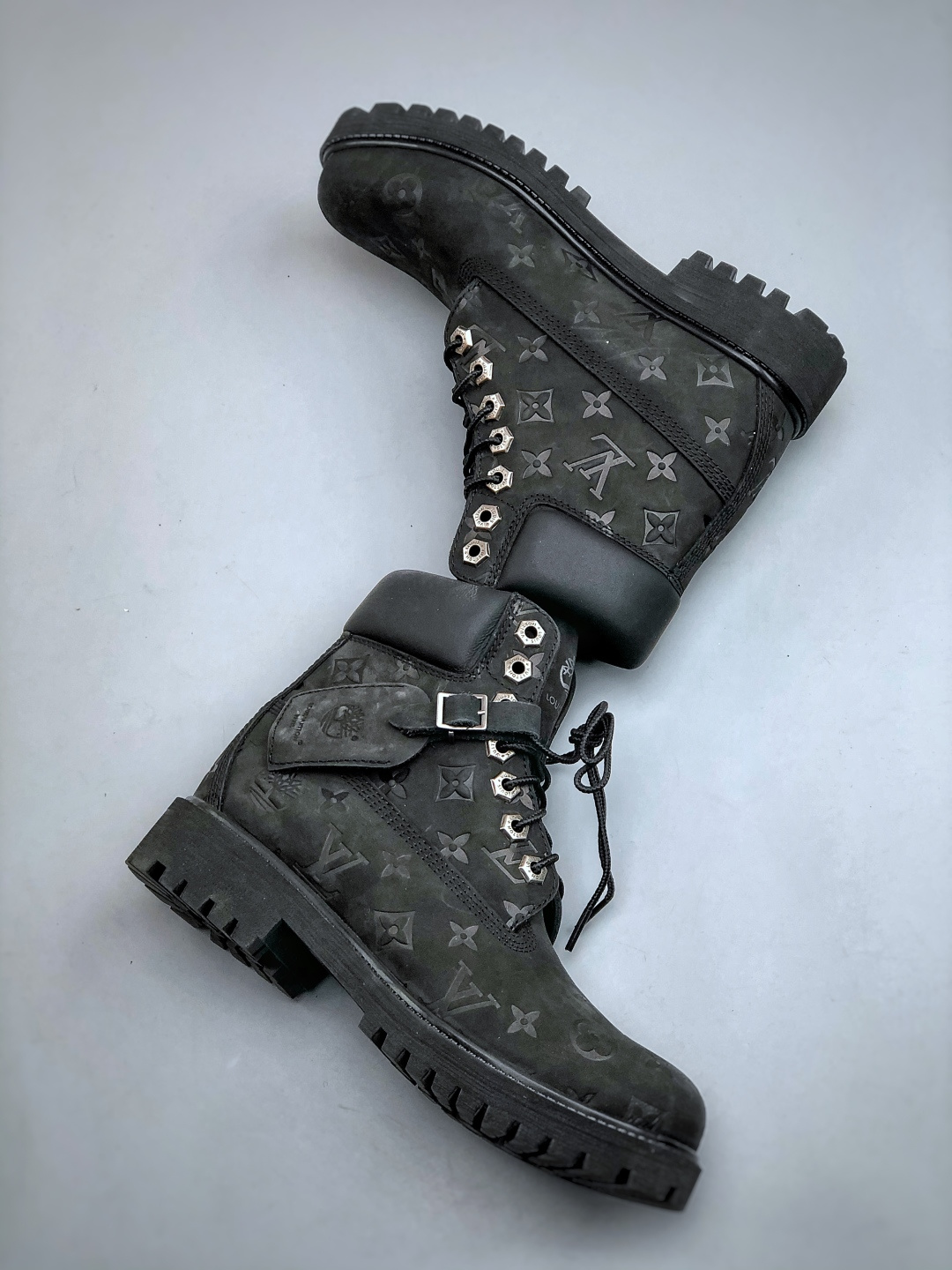 💰550
 中山顶级纯原 原版一比一开发
市面天花板品质 无法被超越 大货出货‼️‼️
Lv x Timberland Lv联名添柏岚大黄靴 顶奢流量品牌与时代经典的结合之作 巴黎时装首秀w
菲董亲自曝光 国内大咖 王鹤棣 王嘉尔 林俊杰 周杰伦早以上脚 
LV x Timberland 鞋面取材Monogram老花压纹磨砂面牛皮革（原版鞋面不带防水效果，大货出货第一批也不带防水效果 后续第二批会增加防水工艺‼️）原生#踢不烂的品牌精湛工艺  重塑潮流高奢工装经典Timberland 6 英寸靴型，以美式工装格调瞩目亮相 Pharrell Williams 打造的 Monogram老花格调压纹工艺 属实24年潮流巅峰大作 全网正确版本首批出货‼️‼️ 过多细节描述 后续原版对比图一一展现。
尺码：女款 35-39 正常尺码 
尺码：男款 39.5-46 偏大一码