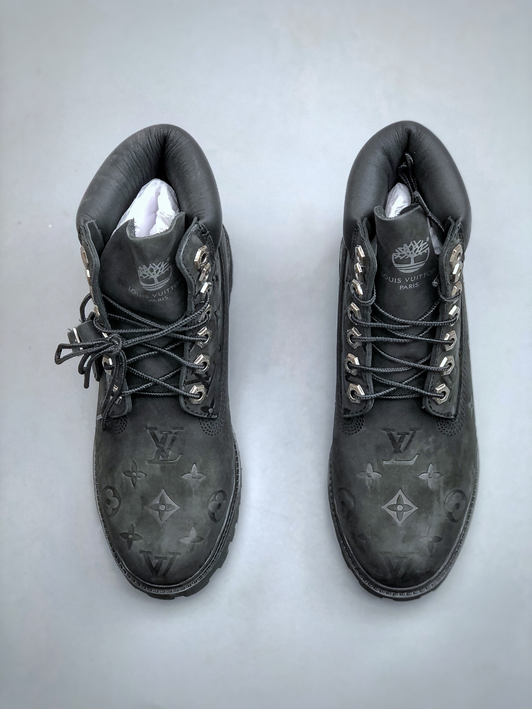 💰550
 中山顶级纯原 原版一比一开发
市面天花板品质 无法被超越 大货出货‼️‼️
Lv x Timberland Lv联名添柏岚大黄靴 顶奢流量品牌与时代经典的结合之作 巴黎时装首秀w
菲董亲自曝光 国内大咖 王鹤棣 王嘉尔 林俊杰 周杰伦早以上脚 
LV x Timberland 鞋面取材Monogram老花压纹磨砂面牛皮革（原版鞋面不带防水效果，大货出货第一批也不带防水效果 后续第二批会增加防水工艺‼️）原生#踢不烂的品牌精湛工艺  重塑潮流高奢工装经典Timberland 6 英寸靴型，以美式工装格调瞩目亮相 Pharrell Williams 打造的 Monogram老花格调压纹工艺 属实24年潮流巅峰大作 全网正确版本首批出货‼️‼️ 过多细节描述 后续原版对比图一一展现。
尺码：女款 35-39 正常尺码 
尺码：男款 39.5-46 偏大一码