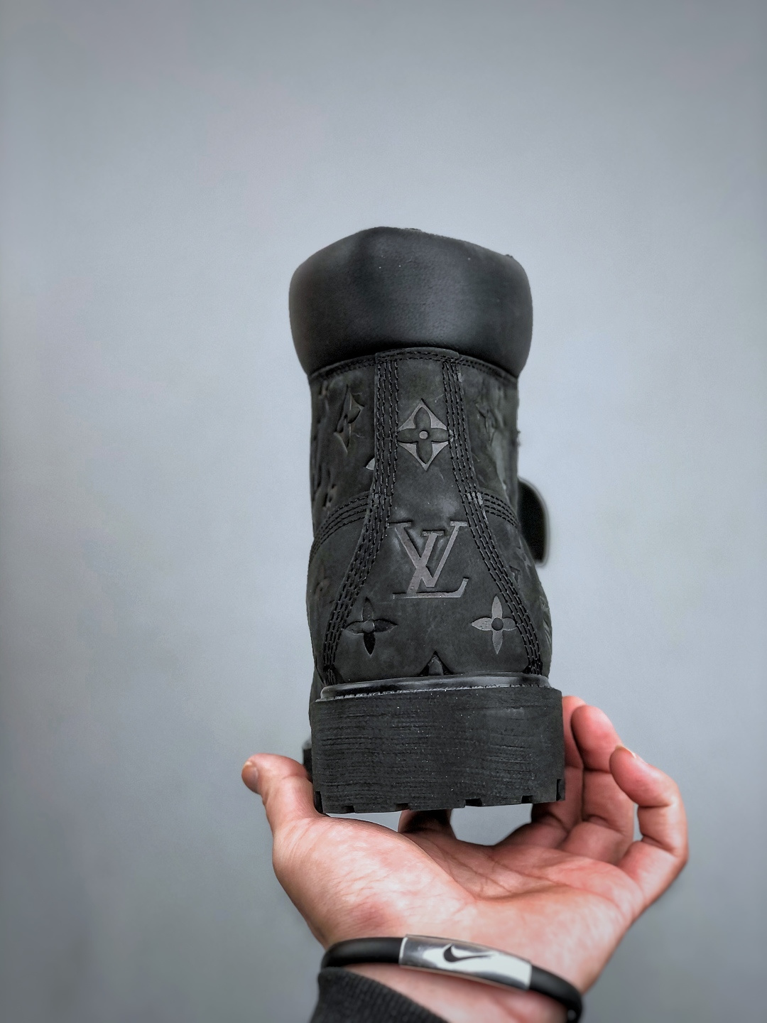 💰550
 中山顶级纯原 原版一比一开发
市面天花板品质 无法被超越 大货出货‼️‼️
Lv x Timberland Lv联名添柏岚大黄靴 顶奢流量品牌与时代经典的结合之作 巴黎时装首秀w
菲董亲自曝光 国内大咖 王鹤棣 王嘉尔 林俊杰 周杰伦早以上脚 
LV x Timberland 鞋面取材Monogram老花压纹磨砂面牛皮革（原版鞋面不带防水效果，大货出货第一批也不带防水效果 后续第二批会增加防水工艺‼️）原生#踢不烂的品牌精湛工艺  重塑潮流高奢工装经典Timberland 6 英寸靴型，以美式工装格调瞩目亮相 Pharrell Williams 打造的 Monogram老花格调压纹工艺 属实24年潮流巅峰大作 全网正确版本首批出货‼️‼️ 过多细节描述 后续原版对比图一一展现。
尺码：女款 35-39 正常尺码 
尺码：男款 39.5-46 偏大一码