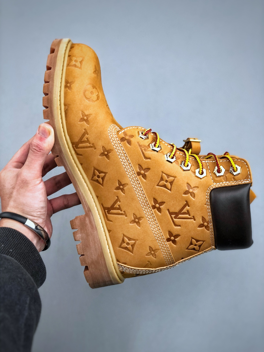 💰550
 中山顶级纯原 原版一比一开发
市面天花板品质 无法被超越 大货出货‼️‼️
Lv x Timberland Lv联名添柏岚大黄靴 顶奢流量品牌与时代经典的结合之作 巴黎时装首秀w
菲董亲自曝光 国内大咖 王鹤棣 王嘉尔 林俊杰 周杰伦早以上脚 
LV x Timberland 鞋面取材Monogram老花压纹磨砂面牛皮革（原版鞋面不带防水效果，大货出货第一批也不带防水效果 后续第二批会增加防水工艺‼️）原生#踢不烂的品牌精湛工艺  重塑潮流高奢工装经典Timberland 6 英寸靴型，以美式工装格调瞩目亮相 Pharrell Williams 打造的 Monogram老花格调压纹工艺 属实24年潮流巅峰大作 全网正确版本首批出货‼️‼️ 过多细节描述 后续原版对比图一一展现。
尺码：女款 35-39 正常尺码 
尺码：男款 39.5-46 偏大一码