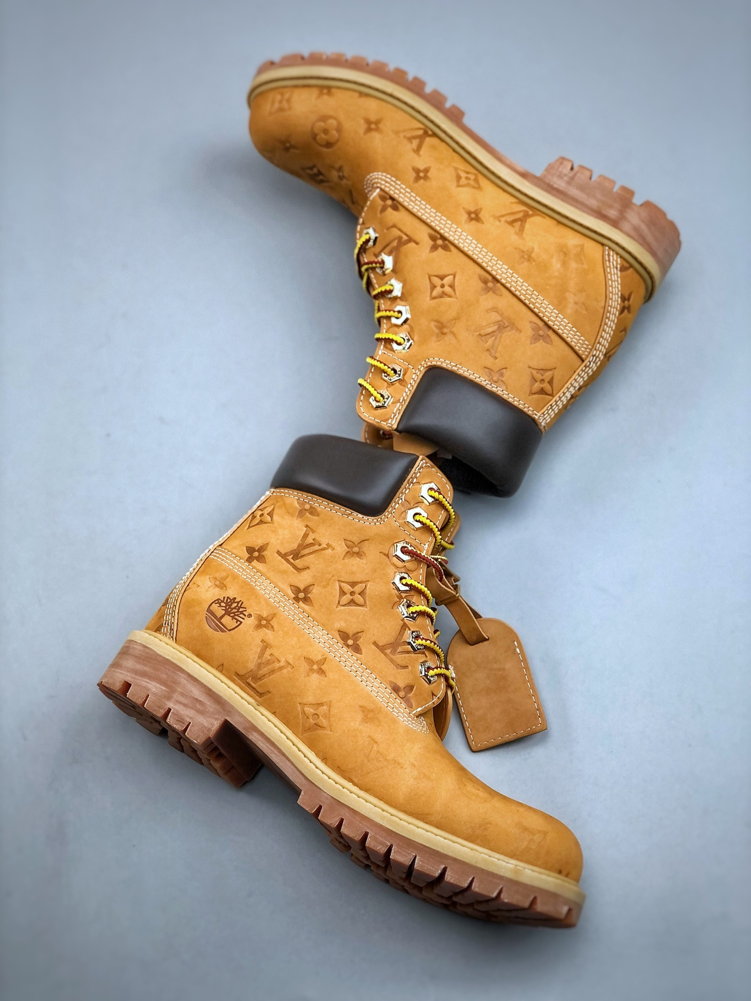💰550
 中山顶级纯原 原版一比一开发
市面天花板品质 无法被超越 大货出货‼️‼️
Lv x Timberland Lv联名添柏岚大黄靴 顶奢流量品牌与时代经典的结合之作 巴黎时装首秀w
菲董亲自曝光 国内大咖 王鹤棣 王嘉尔 林俊杰 周杰伦早以上脚 
LV x Timberland 鞋面取材Monogram老花压纹磨砂面牛皮革（原版鞋面不带防水效果，大货出货第一批也不带防水效果 后续第二批会增加防水工艺‼️）原生#踢不烂的品牌精湛工艺  重塑潮流高奢工装经典Timberland 6 英寸靴型，以美式工装格调瞩目亮相 Pharrell Williams 打造的 Monogram老花格调压纹工艺 属实24年潮流巅峰大作 全网正确版本首批出货‼️‼️ 过多细节描述 后续原版对比图一一展现。
尺码：女款 35-39 正常尺码 
尺码：男款 39.5-46 偏大一码