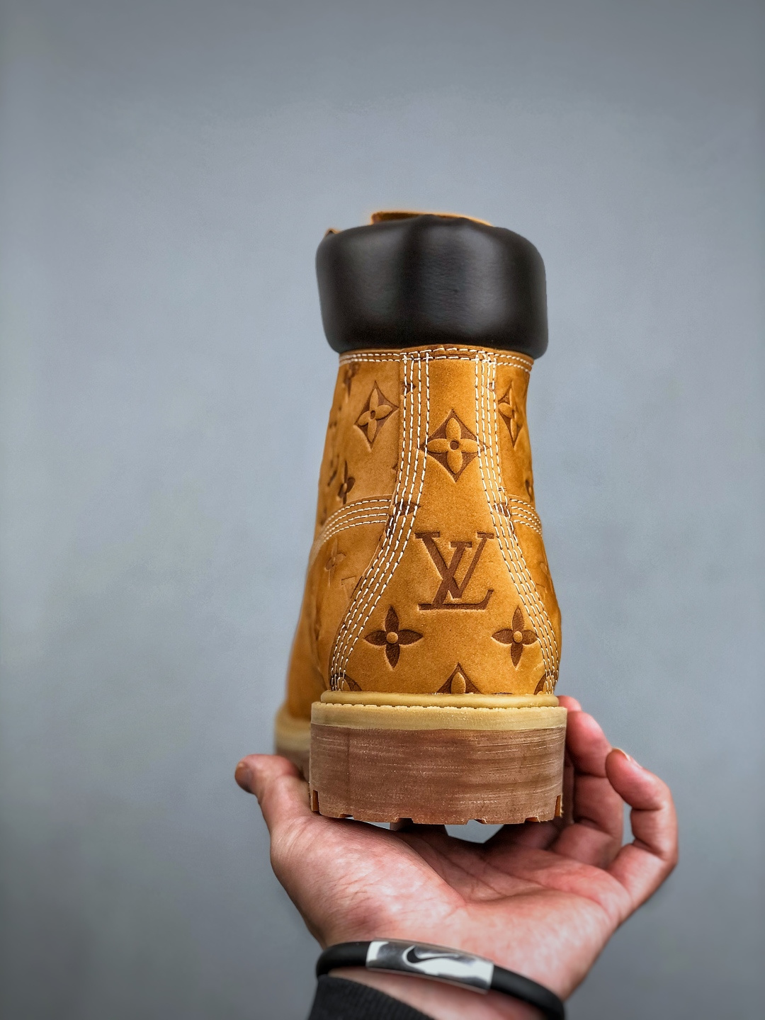 💰550
 中山顶级纯原 原版一比一开发
市面天花板品质 无法被超越 大货出货‼️‼️
Lv x Timberland Lv联名添柏岚大黄靴 顶奢流量品牌与时代经典的结合之作 巴黎时装首秀w
菲董亲自曝光 国内大咖 王鹤棣 王嘉尔 林俊杰 周杰伦早以上脚 
LV x Timberland 鞋面取材Monogram老花压纹磨砂面牛皮革（原版鞋面不带防水效果，大货出货第一批也不带防水效果 后续第二批会增加防水工艺‼️）原生#踢不烂的品牌精湛工艺  重塑潮流高奢工装经典Timberland 6 英寸靴型，以美式工装格调瞩目亮相 Pharrell Williams 打造的 Monogram老花格调压纹工艺 属实24年潮流巅峰大作 全网正确版本首批出货‼️‼️ 过多细节描述 后续原版对比图一一展现。
尺码：女款 35-39 正常尺码 
尺码：男款 39.5-46 偏大一码