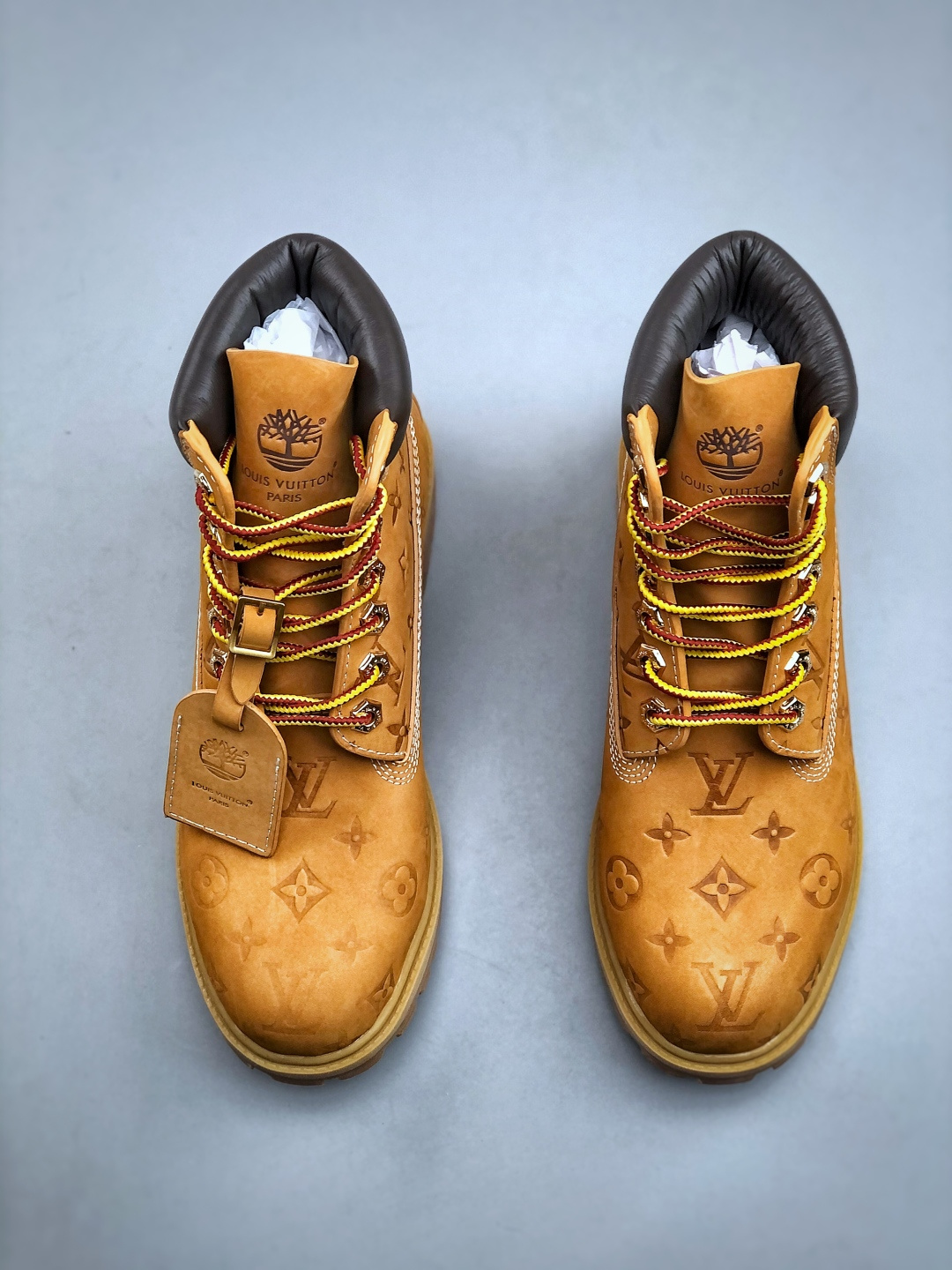 💰550
 中山顶级纯原 原版一比一开发
市面天花板品质 无法被超越 大货出货‼️‼️
Lv x Timberland Lv联名添柏岚大黄靴 顶奢流量品牌与时代经典的结合之作 巴黎时装首秀w
菲董亲自曝光 国内大咖 王鹤棣 王嘉尔 林俊杰 周杰伦早以上脚 
LV x Timberland 鞋面取材Monogram老花压纹磨砂面牛皮革（原版鞋面不带防水效果，大货出货第一批也不带防水效果 后续第二批会增加防水工艺‼️）原生#踢不烂的品牌精湛工艺  重塑潮流高奢工装经典Timberland 6 英寸靴型，以美式工装格调瞩目亮相 Pharrell Williams 打造的 Monogram老花格调压纹工艺 属实24年潮流巅峰大作 全网正确版本首批出货‼️‼️ 过多细节描述 后续原版对比图一一展现。
尺码：女款 35-39 正常尺码 
尺码：男款 39.5-46 偏大一码