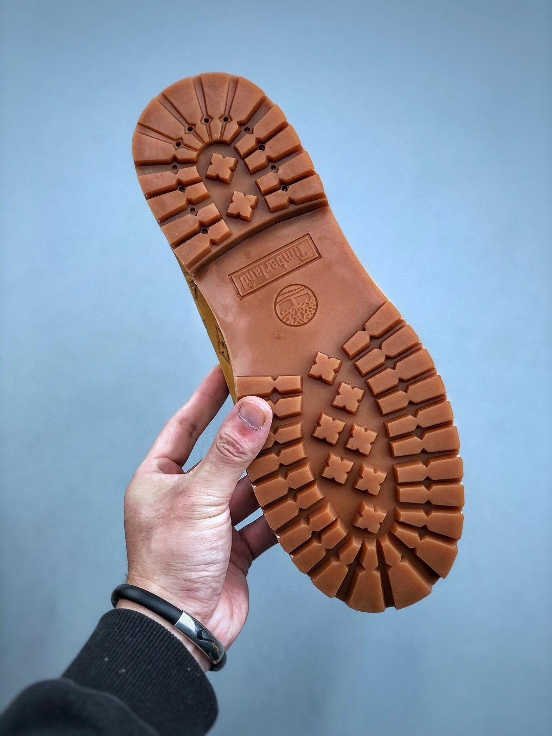 💰550
 中山顶级纯原 原版一比一开发
市面天花板品质 无法被超越 大货出货‼️‼️
Lv x Timberland Lv联名添柏岚大黄靴 顶奢流量品牌与时代经典的结合之作 巴黎时装首秀w
菲董亲自曝光 国内大咖 王鹤棣 王嘉尔 林俊杰 周杰伦早以上脚 
LV x Timberland 鞋面取材Monogram老花压纹磨砂面牛皮革（原版鞋面不带防水效果，大货出货第一批也不带防水效果 后续第二批会增加防水工艺‼️）原生#踢不烂的品牌精湛工艺  重塑潮流高奢工装经典Timberland 6 英寸靴型，以美式工装格调瞩目亮相 Pharrell Williams 打造的 Monogram老花格调压纹工艺 属实24年潮流巅峰大作 全网正确版本首批出货‼️‼️ 过多细节描述 后续原版对比图一一展现。
尺码：女款 35-39 正常尺码 
尺码：男款 39.5-46 偏大一码