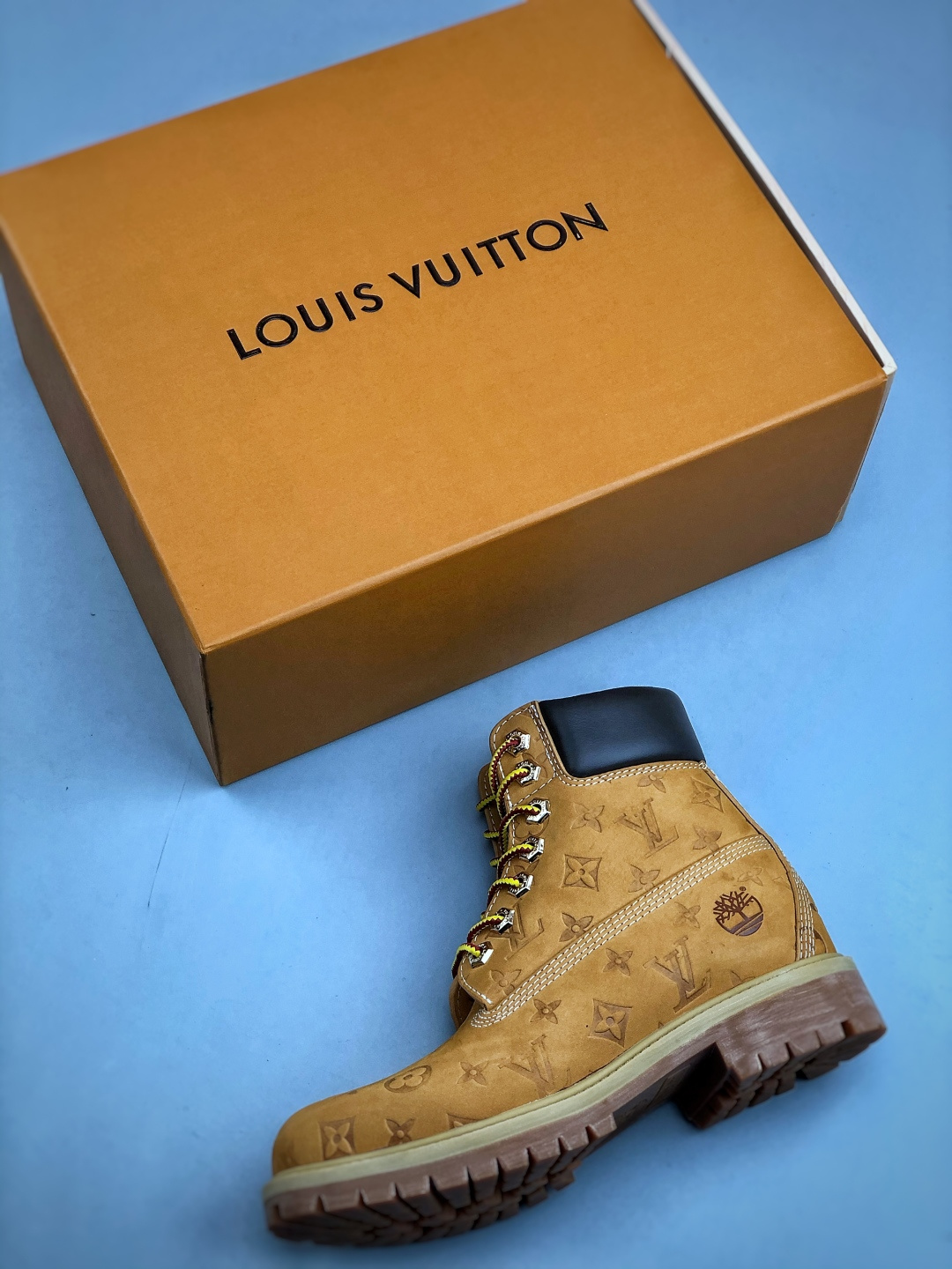 💰550
 中山顶级纯原 原版一比一开发
市面天花板品质 无法被超越 大货出货‼️‼️
Lv x Timberland Lv联名添柏岚大黄靴 顶奢流量品牌与时代经典的结合之作 巴黎时装首秀w
菲董亲自曝光 国内大咖 王鹤棣 王嘉尔 林俊杰 周杰伦早以上脚 
LV x Timberland 鞋面取材Monogram老花压纹磨砂面牛皮革（原版鞋面不带防水效果，大货出货第一批也不带防水效果 后续第二批会增加防水工艺‼️）原生#踢不烂的品牌精湛工艺  重塑潮流高奢工装经典Timberland 6 英寸靴型，以美式工装格调瞩目亮相 Pharrell Williams 打造的 Monogram老花格调压纹工艺 属实24年潮流巅峰大作 全网正确版本首批出货‼️‼️ 过多细节描述 后续原版对比图一一展现。
尺码：女款 35-39 正常尺码 
尺码：男款 39.5-46 偏大一码