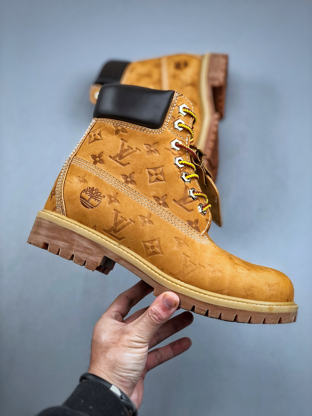 💰550
 中山顶级纯原 原版一比一开发
市面天花板品质 无法被超越 大货出货‼️‼️
Lv x Timberland Lv联名添柏岚大黄靴 顶奢流量品牌与时代经典的结合之作 巴黎时装首秀w
菲董亲自曝光 国内大咖 王鹤棣 王嘉尔 林俊杰 周杰伦早以上脚 
LV x Timberland 鞋面取材Monogram老花压纹磨砂面牛皮革（原版鞋面不带防水效果，大货出货第一批也不带防水效果 后续第二批会增加防水工艺‼️）原生#踢不烂的品牌精湛工艺  重塑潮流高奢工装经典Timberland 6 英寸靴型，以美式工装格调瞩目亮相 Pharrell Williams 打造的 Monogram老花格调压纹工艺 属实24年潮流巅峰大作 全网正确版本首批出货‼️‼️ 过多细节描述 后续原版对比图一一展现。
尺码：女款 35-39 正常尺码 
尺码：男款 39.5-46 偏大一码