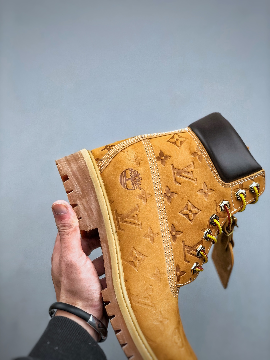 💰550
 中山顶级纯原 原版一比一开发
市面天花板品质 无法被超越 大货出货‼️‼️
Lv x Timberland Lv联名添柏岚大黄靴 顶奢流量品牌与时代经典的结合之作 巴黎时装首秀w
菲董亲自曝光 国内大咖 王鹤棣 王嘉尔 林俊杰 周杰伦早以上脚 
LV x Timberland 鞋面取材Monogram老花压纹磨砂面牛皮革（原版鞋面不带防水效果，大货出货第一批也不带防水效果 后续第二批会增加防水工艺‼️）原生#踢不烂的品牌精湛工艺  重塑潮流高奢工装经典Timberland 6 英寸靴型，以美式工装格调瞩目亮相 Pharrell Williams 打造的 Monogram老花格调压纹工艺 属实24年潮流巅峰大作 全网正确版本首批出货‼️‼️ 过多细节描述 后续原版对比图一一展现。
尺码：女款 35-39 正常尺码 
尺码：男款 39.5-46 偏大一码