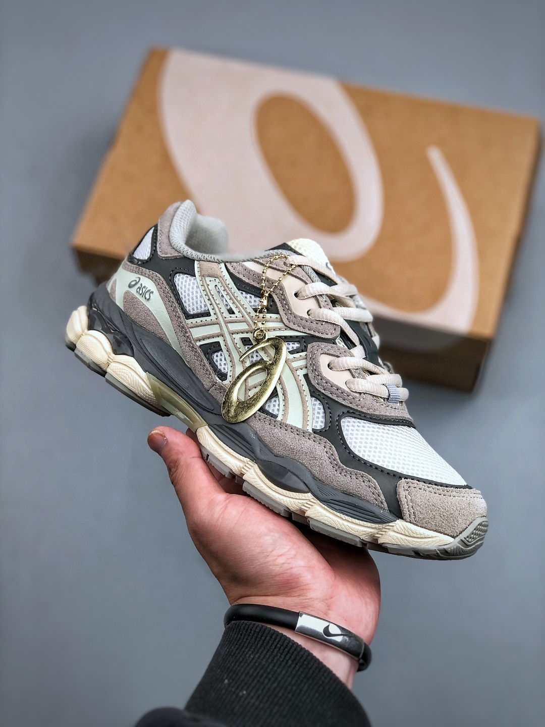 💰125  ASICS/亚瑟士GEL-NYC透气网眼鞋面配合部分合成革材质 采用全新AHAR+橡胶材质 更加耐磨 货号：1201A789-103 尺码：36-46（半）