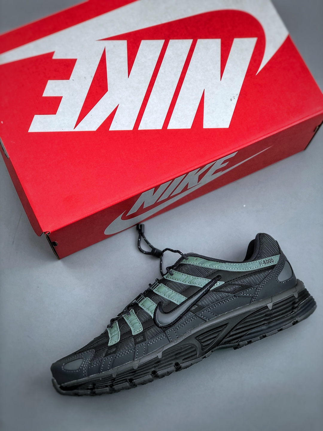 💰220Nike P-6000 复古休闲运动老爹鞋 #层次鲜明线条设计 摆脱厚重外形 超轻鞋身 细节随意对比 货号：IM5997 060 尺码：39-46（半）