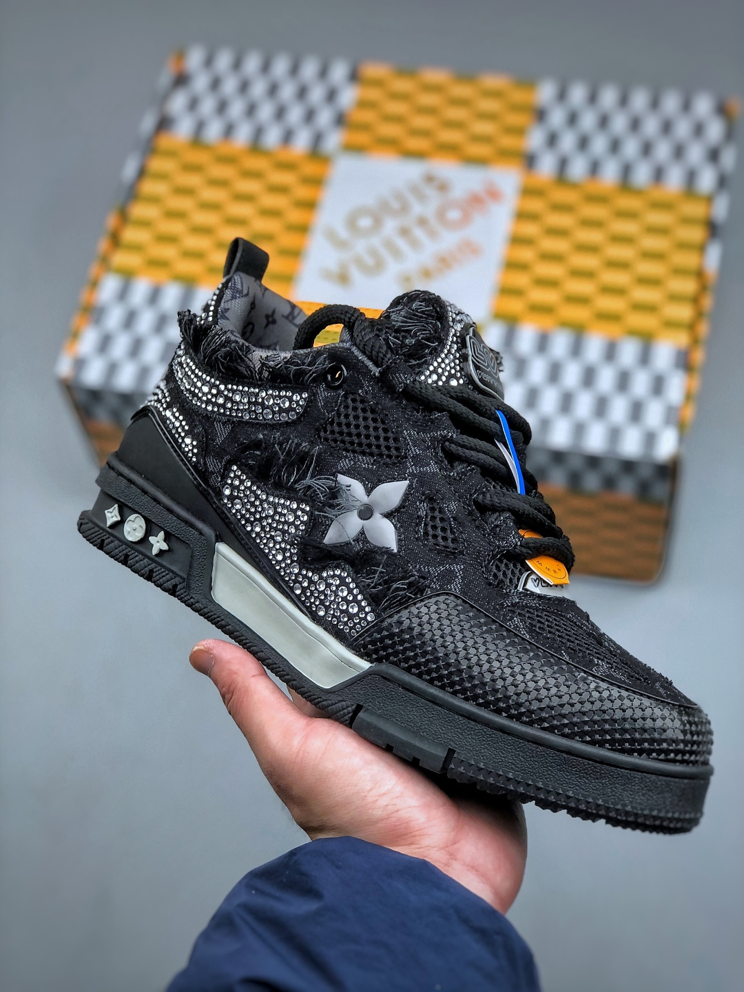 【💰💰200】 
LV-路易-威登trainer 2025走秀最新款
上脚非常舒适 做工精细鞋面由意大利进口小牛皮拼接，侧边饰有品牌LOGO标志，进口网布垫脚➕透气网布内里，脚感超舒适。TPU组合大底。套包工艺 
尺码：36-46