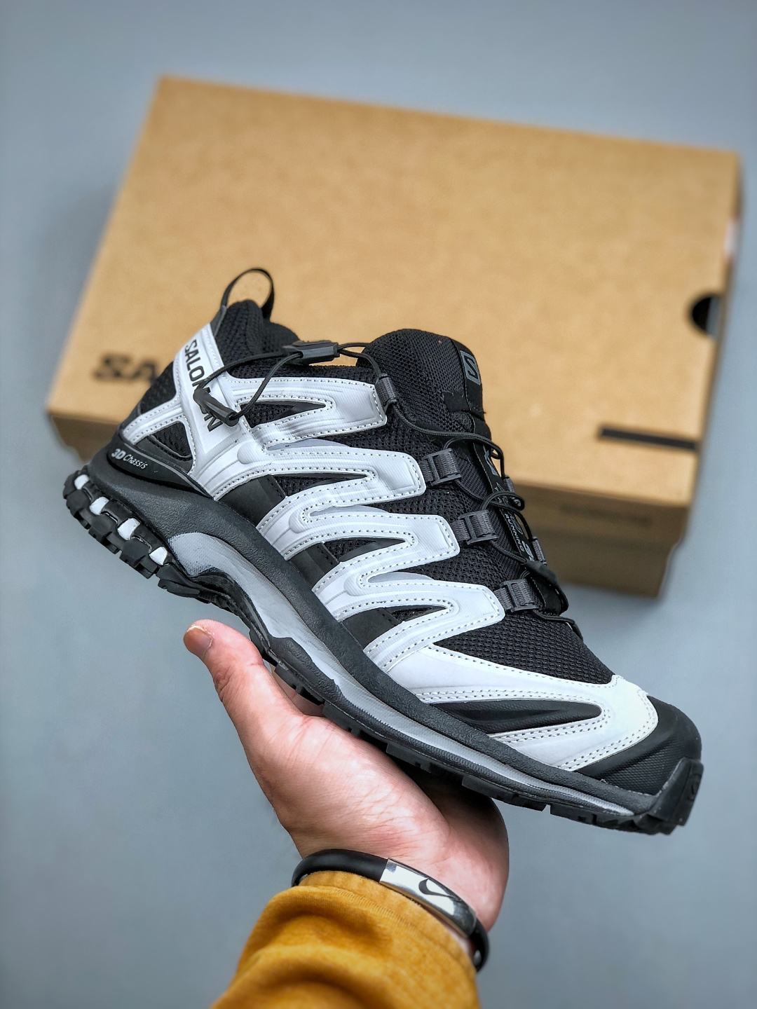 终端供货🏮爆款出货🔥
💰200
Salomon XA PRO 3D萨洛蒙户外越野跑鞋 鞋面采用SENSIFIT贴合技术 全方位贴合包裹脚型 鞋跟部鞋底牵引设计 提供强大的抓地性能 更适应野外崎岖不平的道路 其3D ADVANCED CHASSIS底盘 材料轻量大化 钉齿设计更具稳定性、防护性 鞋底易磨损区运用CONTAGRIP高耐磨材料 应对城市硬质路面长距离跑考验 货号:416174 28 尺码:36-46