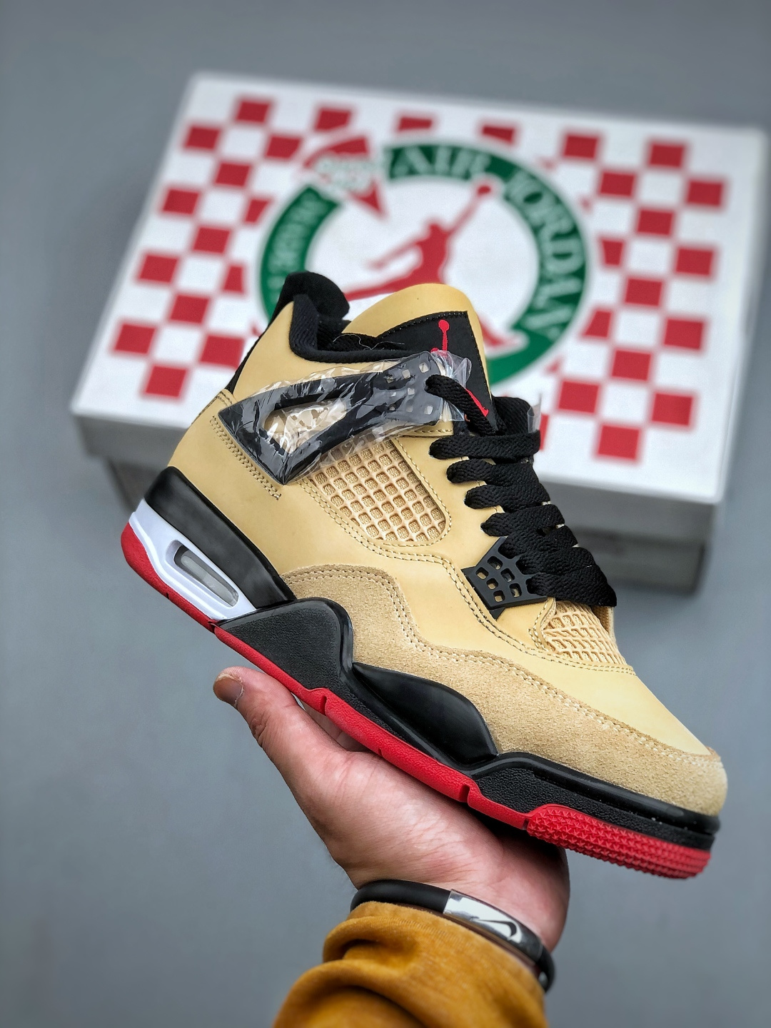 【💰 】.5半) Air Jordan 4 Retro "Pizza" 披萨棕黑 AJ4 乔丹4代 aj4 乔4 卡其黑 乔丹篮球鞋系列 设计灵感直接来自1989年的老派披萨店,鞋身整体以棕褐色皮革打造,搭配棕褐色麂皮鞋头,与披萨主题完美呼应,让整鞋看起来更有整体感.鞋舌顶端黑色的标签,绣有红色Jumpman Logo以及橙色Flight字样,彰显球鞋身份;鞋带、鞋带孔部位的TPU装饰采用黑色呈现,更具细节感;鞋帮部分和后跟位置的提环使用黑色TPU材质,给鞋身带来更多色彩层次感;后跟Jumpman Logo以红色呈现,中底使用黑色妆点,呼应鞋身设计,鞋垫采用了经典的红白格纹设计,这一元素正是来源于披萨店中常见的桌布,让人仿佛置身于温馨的披萨店内.鞋盒的设计更是别出心裁,以披萨盒为灵感,采用了独特的造型和醒目的标识,Made Fresh Since 1985"以及served hot"的标语仿佛在告诉你,这双鞋就像刚出炉的披萨一样,热气腾腾,充满魅力.甚至还随鞋附赠了Jordtan品牌的披萨贴纸,为整个披萨主题增添了一份趣味性和收藏价值;而鞋底和Jumpman Logo徽标上的红色点缀则像极了卤汁,最后以搭载有开窗式Air Maxh气垫的中底收尾. 货号:IH2094-200 半