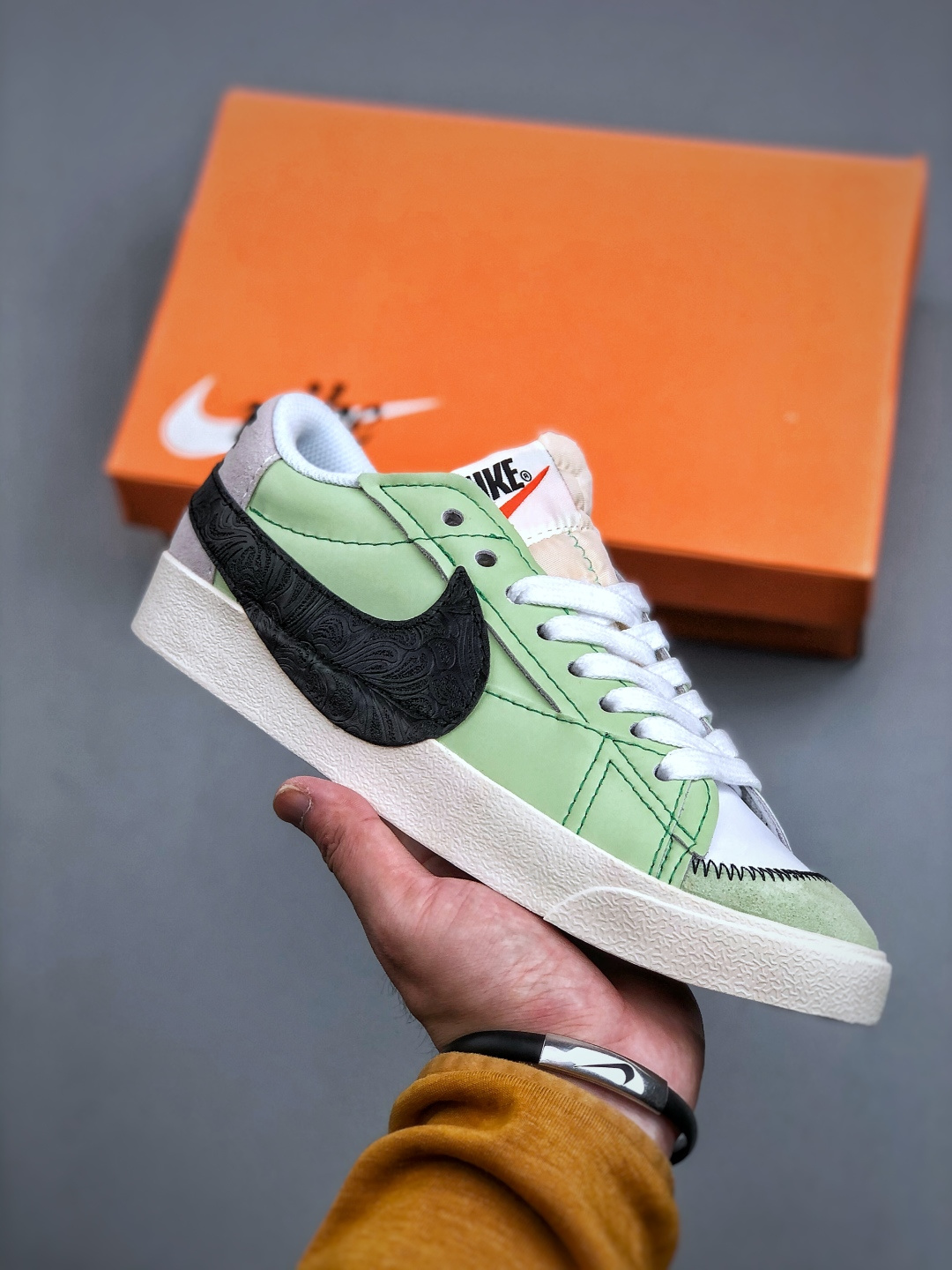 💰240 Nike Blazer Low ‘77 Jumbo 马年限定
全新焕新升级经典 Blazer 鞋款，大号 Swoosh 突出新时代更加张扬的潮流感，对经典的又一次改良升级。大号 Swoosh 设计结合宽大鞋带，符合当下潮流意趣，橡胶外底融入凸起人字形底纹增添几分户外感觉
货号:DQ1470 134
尺码:36-45（半）