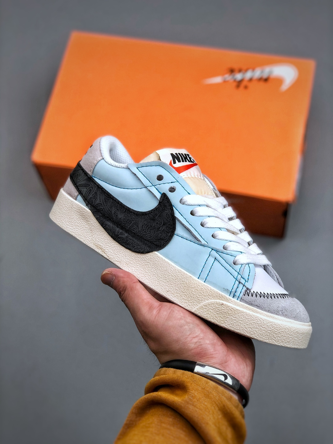 💰240 Nike Blazer Low ‘77 Jumbo 马年限定
全新焕新升级经典 Blazer 鞋款，大号 Swoosh 突出新时代更加张扬的潮流感，对经典的又一次改良升级。大号 Swoosh 设计结合宽大鞋带，符合当下潮流意趣，橡胶外底融入凸起人字形底纹增添几分户外感觉
货号:DQ1470 135
尺码:36-45（半）