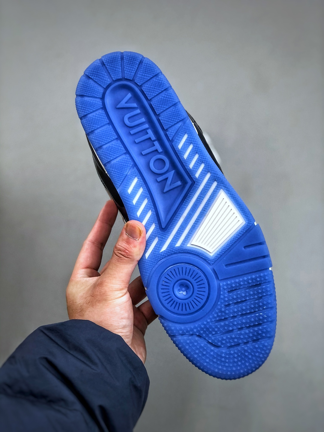 420 LV Trainer系列高奢运动鞋 新款芯片潮人必备单品