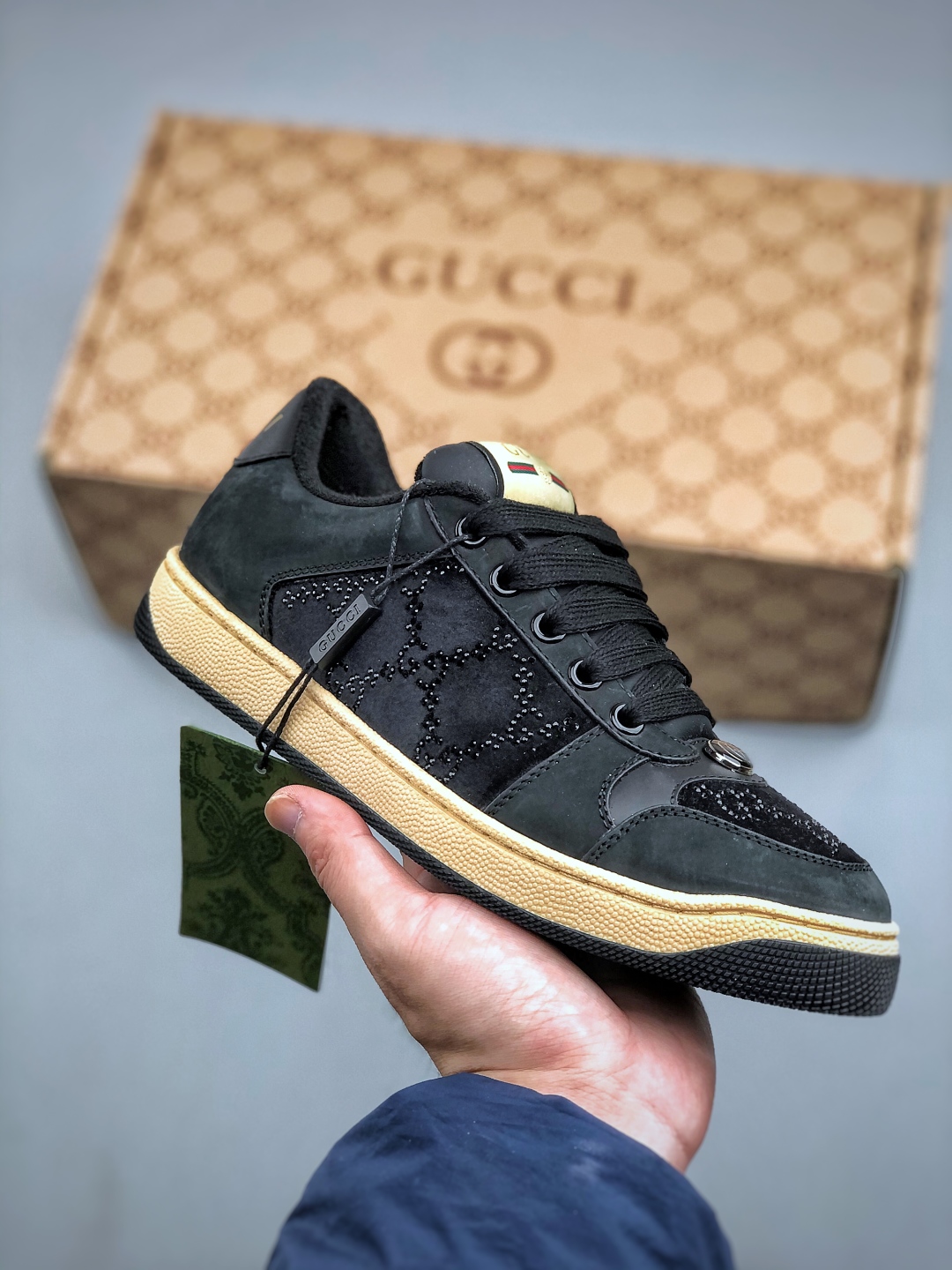 Gucci~~2026最新配色小脏鞋 休闲鞋 运动鞋……
ZP开发纯原版本;金属双G水晶圆柱形标;Gucci原版纹织带⚠⚠
鞋面头层羊皮拼接双G压花牛皮,皮面切口全油边封口工艺,原版水染羊皮内里,细腻柔软更舒适透气,垫脚乳胶注塑一体,私模钢印双色原版TPU大底(下层宽,上层窄)
尺码:35-39