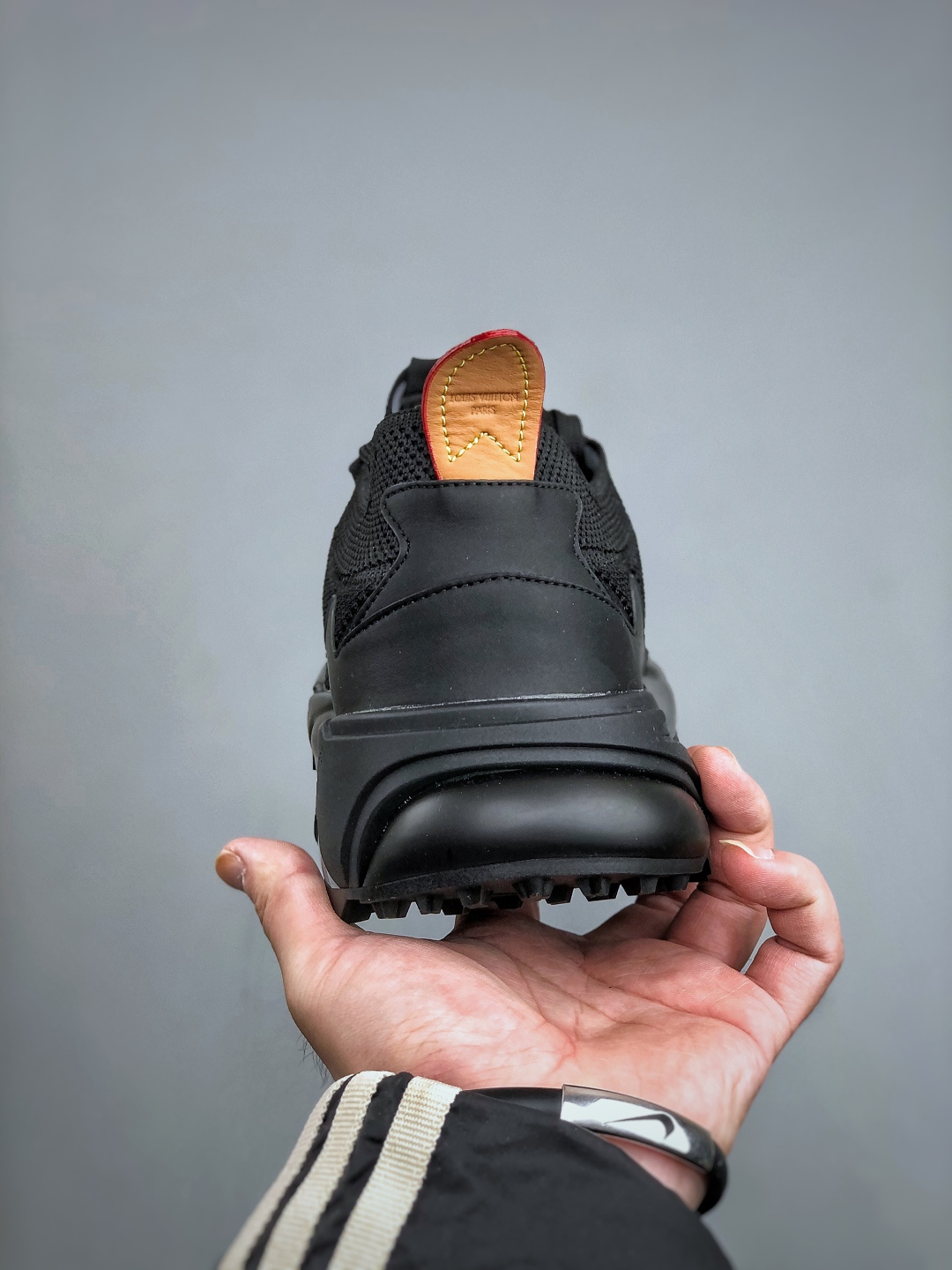 380 LOUIS VUITTON Runner Tatic系列 牛皮革 · 织物·圆头系带 · 低帮休闲男鞋 LV高端运动线 Runner Tatic 正统版型-Chinese UA Cheap High Quatity Brand Clothes Bags handbags Sneakers wholesale wholesaler seller from China Factory suppliers Fashion Clothing Shoes best Quality Beautiful Price 380 LOUIS VUITTON Runner Tatic系列 牛皮革 · 织物·圆头系带 · 低帮休闲男鞋 LV高端运动线 Runner Tatic 正统版型