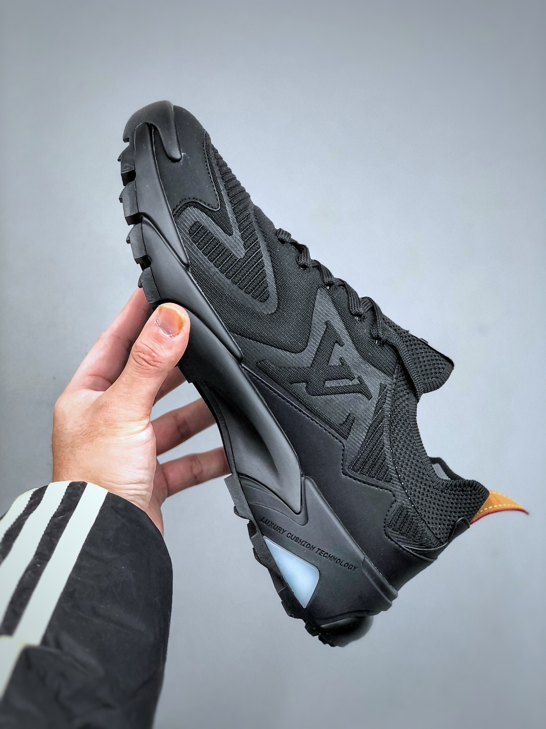 380 LOUIS VUITTON Runner Tatic系列 牛皮革 · 织物·圆头系带 · 低帮休闲男鞋 LV高端运动线 Runner Tatic 正统版型-Chinese UA Cheap High Quatity Brand Clothes Bags handbags Sneakers wholesale wholesaler seller from China Factory suppliers Fashion Clothing Shoes best Quality Beautiful Price 380 LOUIS VUITTON Runner Tatic系列 牛皮革 · 织物·圆头系带 · 低帮休闲男鞋 LV高端运动线 Runner Tatic 正统版型