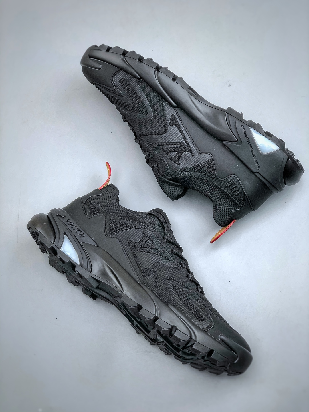380 LOUIS VUITTON Runner Tatic系列 牛皮革 · 织物·圆头系带 · 低帮休闲男鞋 LV高端运动线 Runner Tatic 正统版型-Chinese UA Cheap High Quatity Brand Clothes Bags handbags Sneakers wholesale wholesaler seller from China Factory suppliers Fashion Clothing Shoes best Quality Beautiful Price 380 LOUIS VUITTON Runner Tatic系列 牛皮革 · 织物·圆头系带 · 低帮休闲男鞋 LV高端运动线 Runner Tatic 正统版型