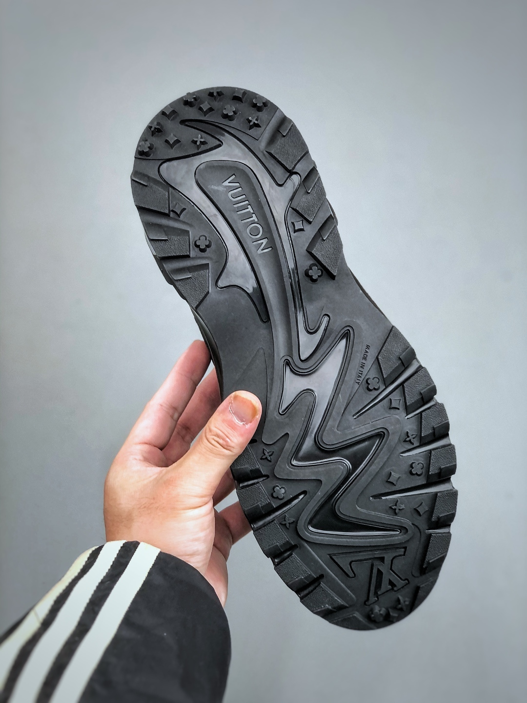 380 LOUIS VUITTON Runner Tatic系列 牛皮革 · 织物·圆头系带 · 低帮休闲男鞋 LV高端运动线 Runner Tatic 正统版型-Chinese UA Cheap High Quatity Brand Clothes Bags handbags Sneakers wholesale wholesaler seller from China Factory suppliers Fashion Clothing Shoes best Quality Beautiful Price 380 LOUIS VUITTON Runner Tatic系列 牛皮革 · 织物·圆头系带 · 低帮休闲男鞋 LV高端运动线 Runner Tatic 正统版型