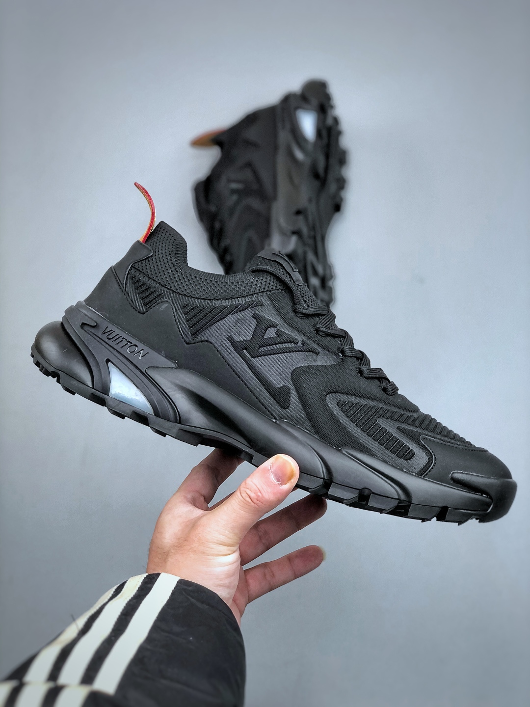 380 LOUIS VUITTON Runner Tatic系列 牛皮革 · 织物·圆头系带 · 低帮休闲男鞋 LV高端运动线 Runner Tatic 正统版型-Chinese UA Cheap High Quatity Brand Clothes Bags handbags Sneakers wholesale wholesaler seller from China Factory suppliers Fashion Clothing Shoes best Quality Beautiful Price 380 LOUIS VUITTON Runner Tatic系列 牛皮革 · 织物·圆头系带 · 低帮休闲男鞋 LV高端运动线 Runner Tatic 正统版型
