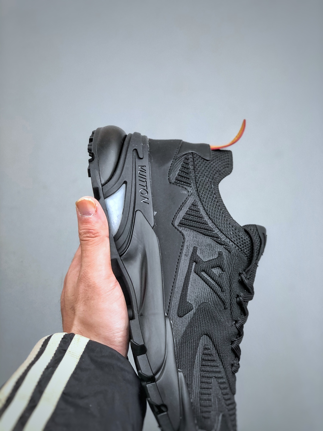 380 LOUIS VUITTON Runner Tatic系列 牛皮革 · 织物·圆头系带 · 低帮休闲男鞋 LV高端运动线 Runner Tatic 正统版型-Chinese UA Cheap High Quatity Brand Clothes Bags handbags Sneakers wholesale wholesaler seller from China Factory suppliers Fashion Clothing Shoes best Quality Beautiful Price 380 LOUIS VUITTON Runner Tatic系列 牛皮革 · 织物·圆头系带 · 低帮休闲男鞋 LV高端运动线 Runner Tatic 正统版型