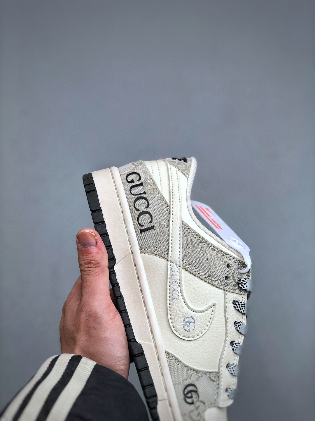 💰340纯原版本

XC版 海外爆款限量发售！Nike SB Dunk Low&ldquo; 古驰联名&mdash;米黑牛仔布&rdquo;  周年高端定制 低帮休闲板鞋 定制鞋盒 大厂纯原品质出货 超高清洁度 皮料切割干净无任何毛边 细节完美 
 货号：JP1628-077  尺码：36-45（半）