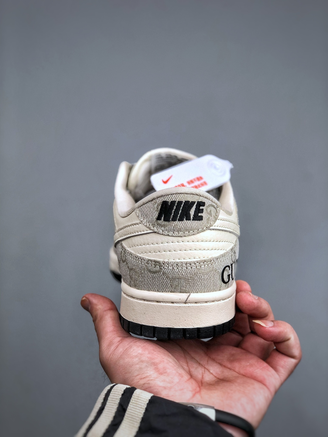 💰340纯原版本

XC版 海外爆款限量发售！Nike SB Dunk Low&ldquo; 古驰联名&mdash;米黑牛仔布&rdquo;  周年高端定制 低帮休闲板鞋 定制鞋盒 大厂纯原品质出货 超高清洁度 皮料切割干净无任何毛边 细节完美 
 货号：JP1628-077  尺码：36-45（半）