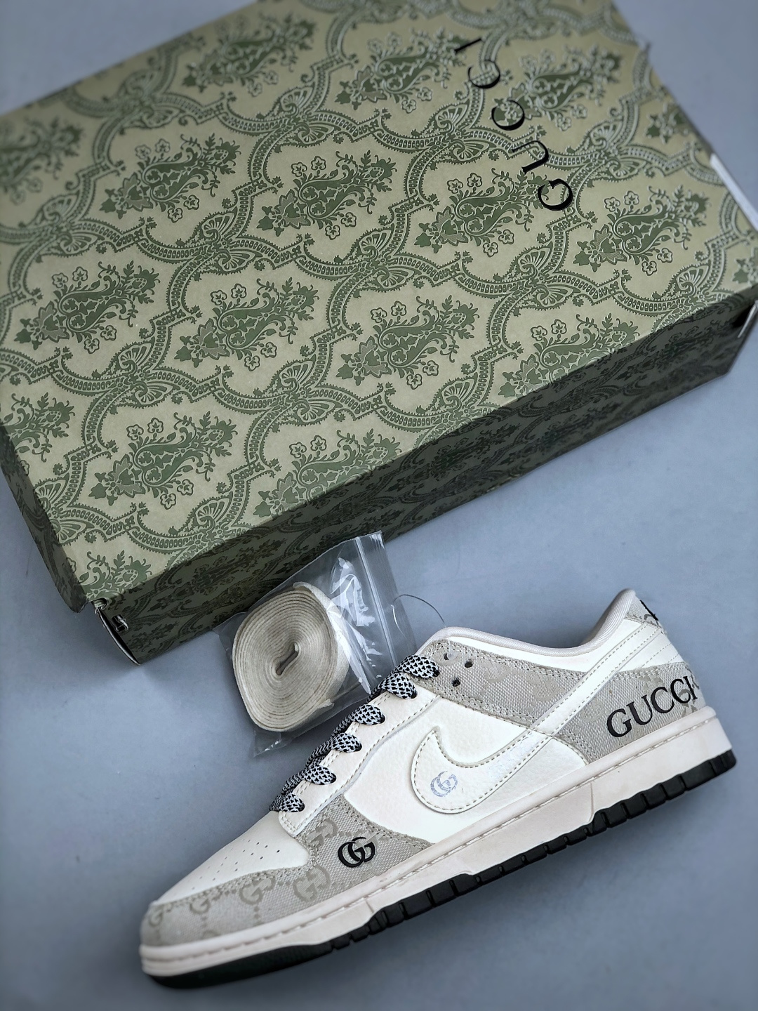 💰340纯原版本

XC版 海外爆款限量发售！Nike SB Dunk Low&ldquo; 古驰联名&mdash;米黑牛仔布&rdquo;  周年高端定制 低帮休闲板鞋 定制鞋盒 大厂纯原品质出货 超高清洁度 皮料切割干净无任何毛边 细节完美 
 货号：JP1628-077  尺码：36-45（半）