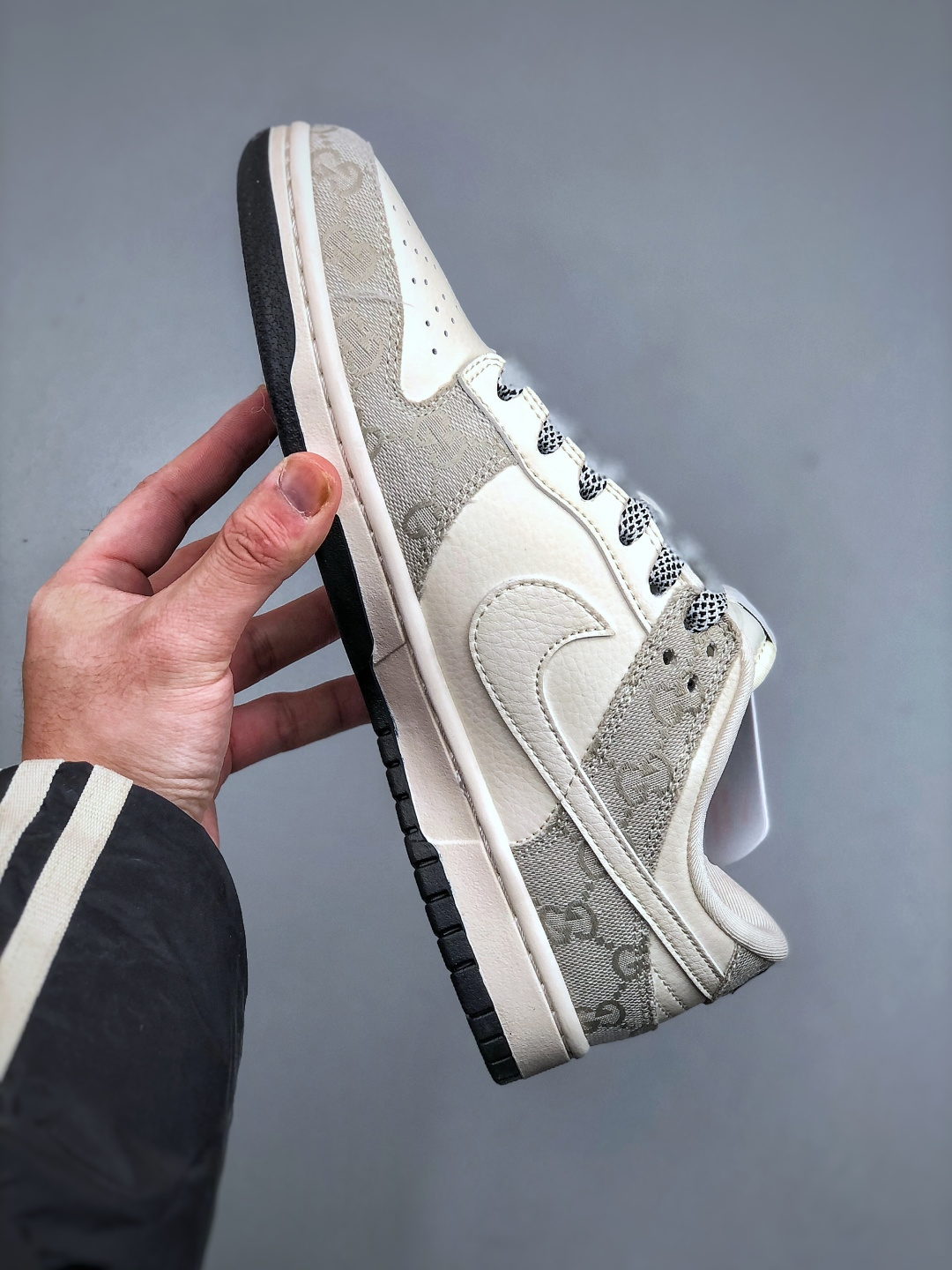 💰340纯原版本

XC版 海外爆款限量发售！Nike SB Dunk Low&ldquo; 古驰联名&mdash;米黑牛仔布&rdquo;  周年高端定制 低帮休闲板鞋 定制鞋盒 大厂纯原品质出货 超高清洁度 皮料切割干净无任何毛边 细节完美 
 货号：JP1628-077  尺码：36-45（半）