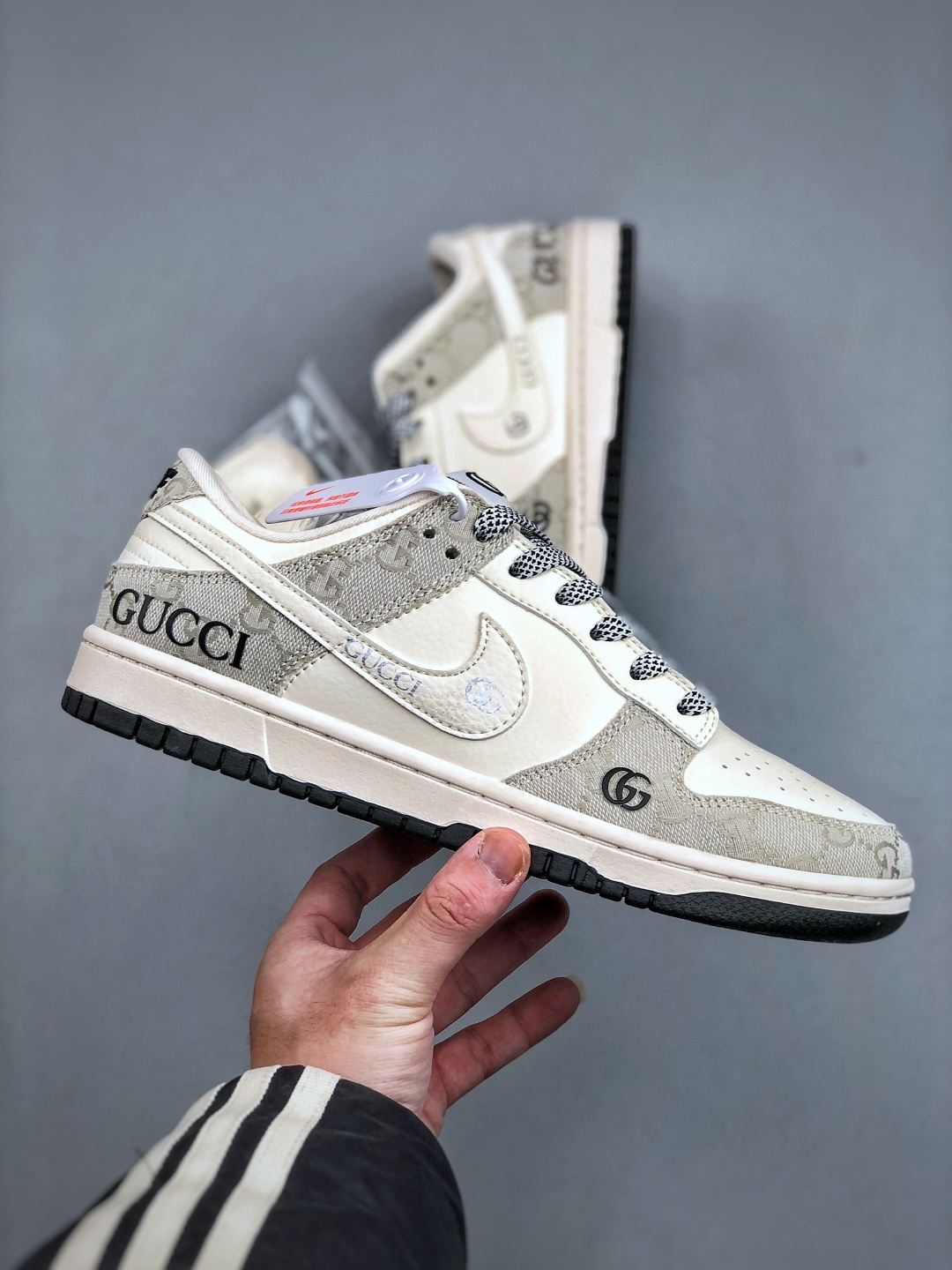 💰340纯原版本

XC版 海外爆款限量发售！Nike SB Dunk Low&ldquo; 古驰联名&mdash;米黑牛仔布&rdquo;  周年高端定制 低帮休闲板鞋 定制鞋盒 大厂纯原品质出货 超高清洁度 皮料切割干净无任何毛边 细节完美 
 货号：JP1628-077  尺码：36-45（半）