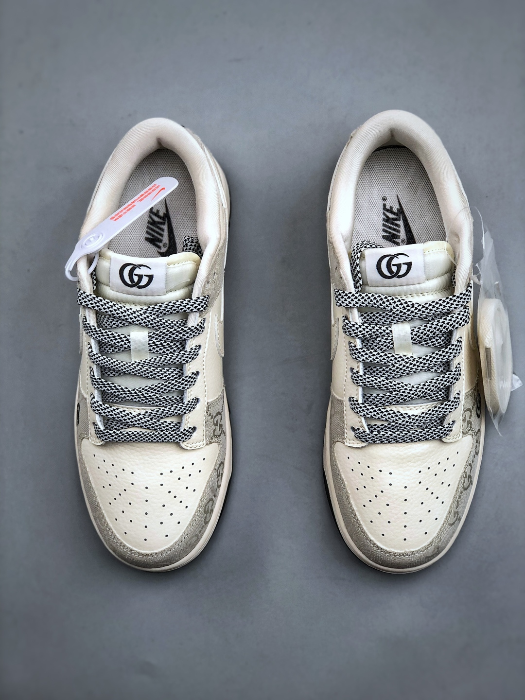 💰340纯原版本

XC版 海外爆款限量发售！Nike SB Dunk Low&ldquo; 古驰联名&mdash;米黑牛仔布&rdquo;  周年高端定制 低帮休闲板鞋 定制鞋盒 大厂纯原品质出货 超高清洁度 皮料切割干净无任何毛边 细节完美 
 货号：JP1628-077  尺码：36-45（半）