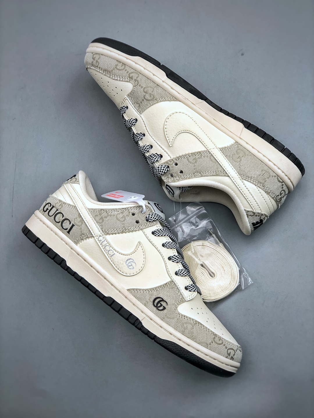 💰340纯原版本

XC版 海外爆款限量发售！Nike SB Dunk Low&ldquo; 古驰联名&mdash;米黑牛仔布&rdquo;  周年高端定制 低帮休闲板鞋 定制鞋盒 大厂纯原品质出货 超高清洁度 皮料切割干净无任何毛边 细节完美 
 货号：JP1628-077  尺码：36-45（半）