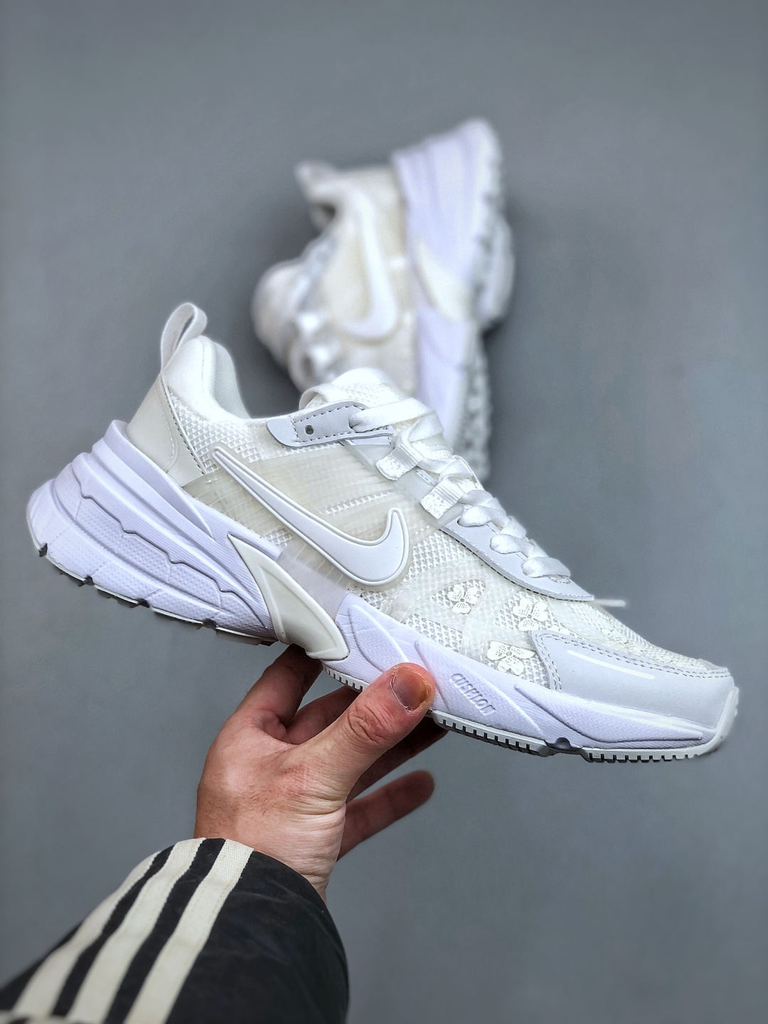 💰220 Nike V2K Run 减震防滑复古低帮跑步鞋 HJ5269 100
#鞋款被命名为 Runtekk 设计上借鉴了 2000 年的跑鞋风格 简练又有复古运动气质 材质上使用大面积网眼、皮革、TPU 组成 支撑和透气性肯定不错 中底处由 Cushlon 泡绵打造 保证在压马路时可以提供优秀脚感 并通过一手做旧氧化效果突出复古感 中底造型很容易让大家联想到巴黎世家3XL 增高效果同样不能忽视 尺码：35-41（半）