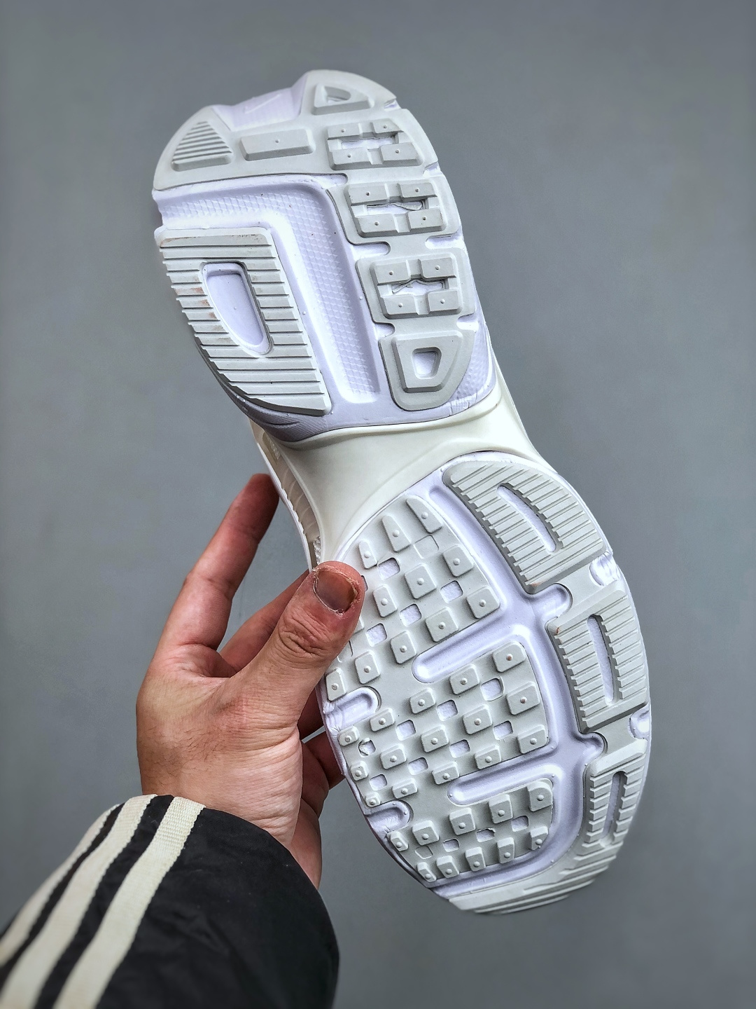 💰220 Nike V2K Run 减震防滑复古低帮跑步鞋 HJ5269 100
#鞋款被命名为 Runtekk 设计上借鉴了 2000 年的跑鞋风格 简练又有复古运动气质 材质上使用大面积网眼、皮革、TPU 组成 支撑和透气性肯定不错 中底处由 Cushlon 泡绵打造 保证在压马路时可以提供优秀脚感 并通过一手做旧氧化效果突出复古感 中底造型很容易让大家联想到巴黎世家3XL 增高效果同样不能忽视 尺码：35-41（半）