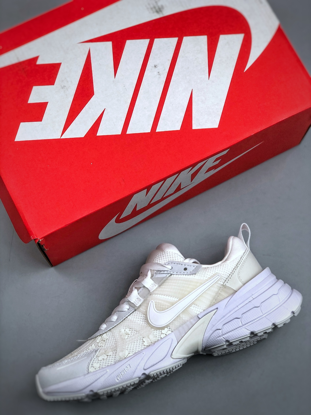 💰220 Nike V2K Run 减震防滑复古低帮跑步鞋 HJ5269 100
#鞋款被命名为 Runtekk 设计上借鉴了 2000 年的跑鞋风格 简练又有复古运动气质 材质上使用大面积网眼、皮革、TPU 组成 支撑和透气性肯定不错 中底处由 Cushlon 泡绵打造 保证在压马路时可以提供优秀脚感 并通过一手做旧氧化效果突出复古感 中底造型很容易让大家联想到巴黎世家3XL 增高效果同样不能忽视 尺码：35-41（半）