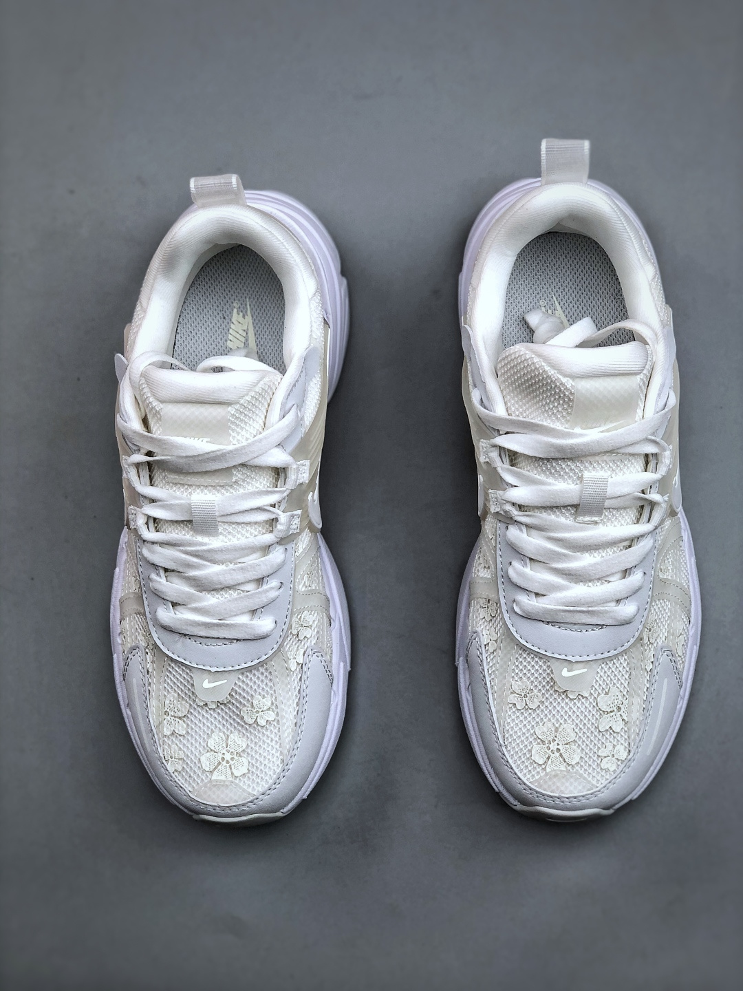 💰220 Nike V2K Run 减震防滑复古低帮跑步鞋 HJ5269 100
#鞋款被命名为 Runtekk 设计上借鉴了 2000 年的跑鞋风格 简练又有复古运动气质 材质上使用大面积网眼、皮革、TPU 组成 支撑和透气性肯定不错 中底处由 Cushlon 泡绵打造 保证在压马路时可以提供优秀脚感 并通过一手做旧氧化效果突出复古感 中底造型很容易让大家联想到巴黎世家3XL 增高效果同样不能忽视 尺码：35-41（半）