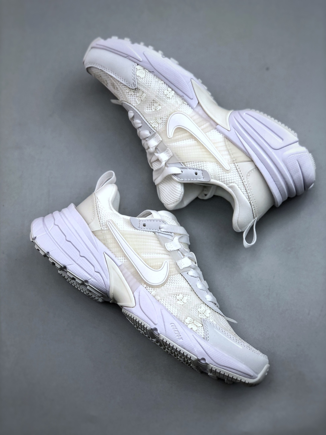 💰220 Nike V2K Run 减震防滑复古低帮跑步鞋 HJ5269 100
#鞋款被命名为 Runtekk 设计上借鉴了 2000 年的跑鞋风格 简练又有复古运动气质 材质上使用大面积网眼、皮革、TPU 组成 支撑和透气性肯定不错 中底处由 Cushlon 泡绵打造 保证在压马路时可以提供优秀脚感 并通过一手做旧氧化效果突出复古感 中底造型很容易让大家联想到巴黎世家3XL 增高效果同样不能忽视 尺码：35-41（半）